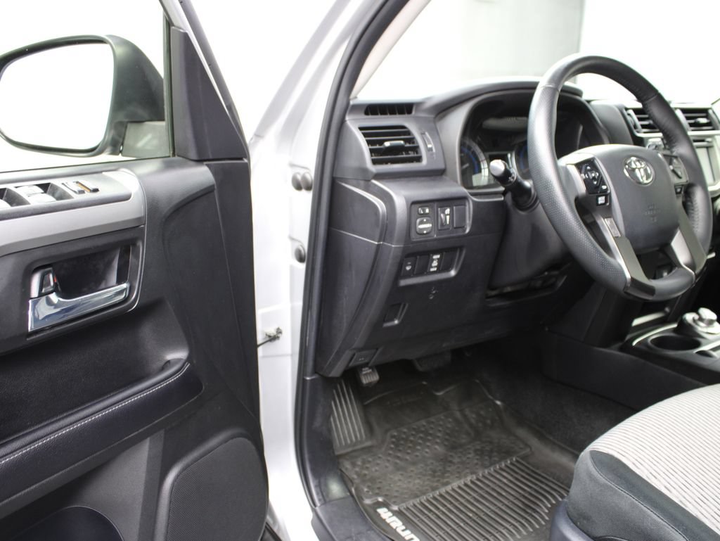 Used 2017 Toyota 4Runner SR5 AWD/4WD image 40