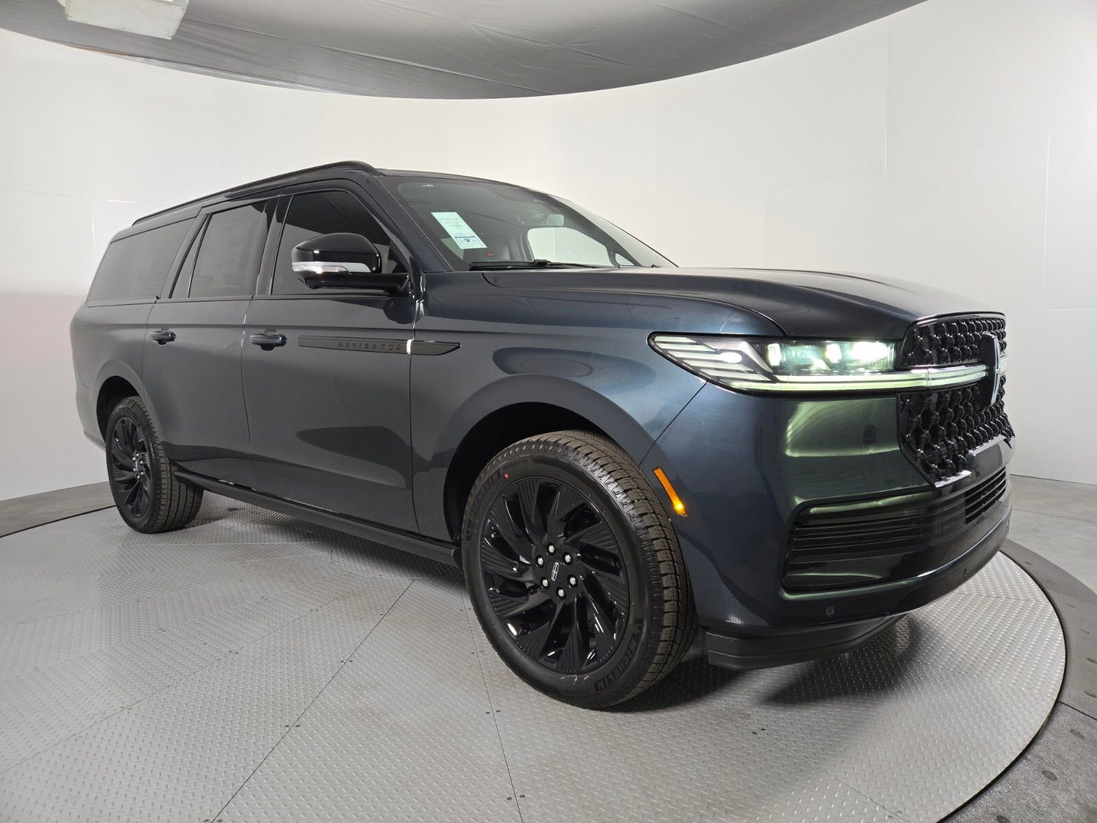 New 2026 Lincoln Navigator L Reserve w/ Jet Appearance Package AWD/4WD image 2