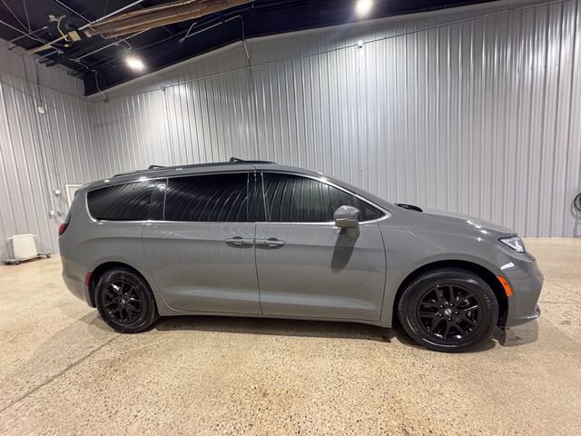 Used 2022 Chrysler Pacifica Touring-L image 8