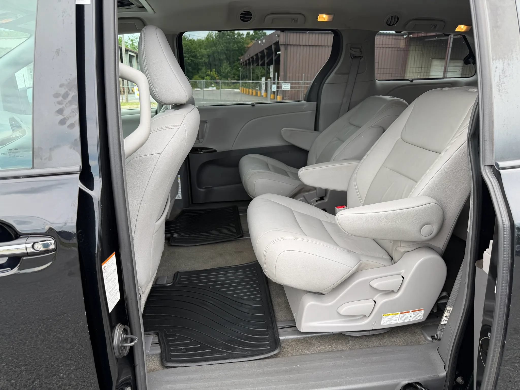 Used 2018 Toyota Sienna XLE w/ XLE Navigation Package AWD/4WD image 4