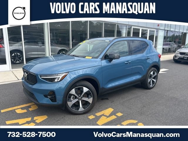 Certified 2025 Volvo XC40 B5 Plus AWD/4WD image 1