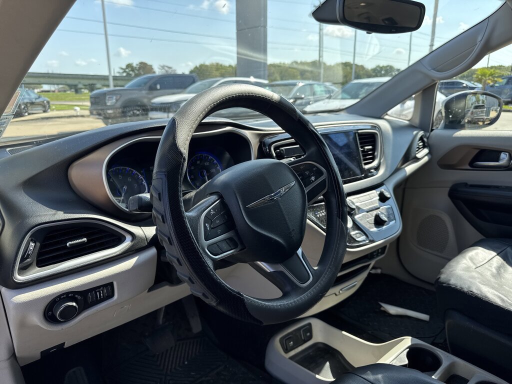 Used 2017 Chrysler Pacifica Touring image 29