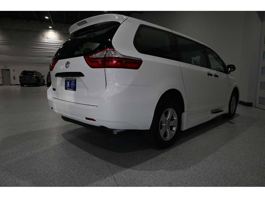 Used 2015 Toyota Sienna L FWD image 6