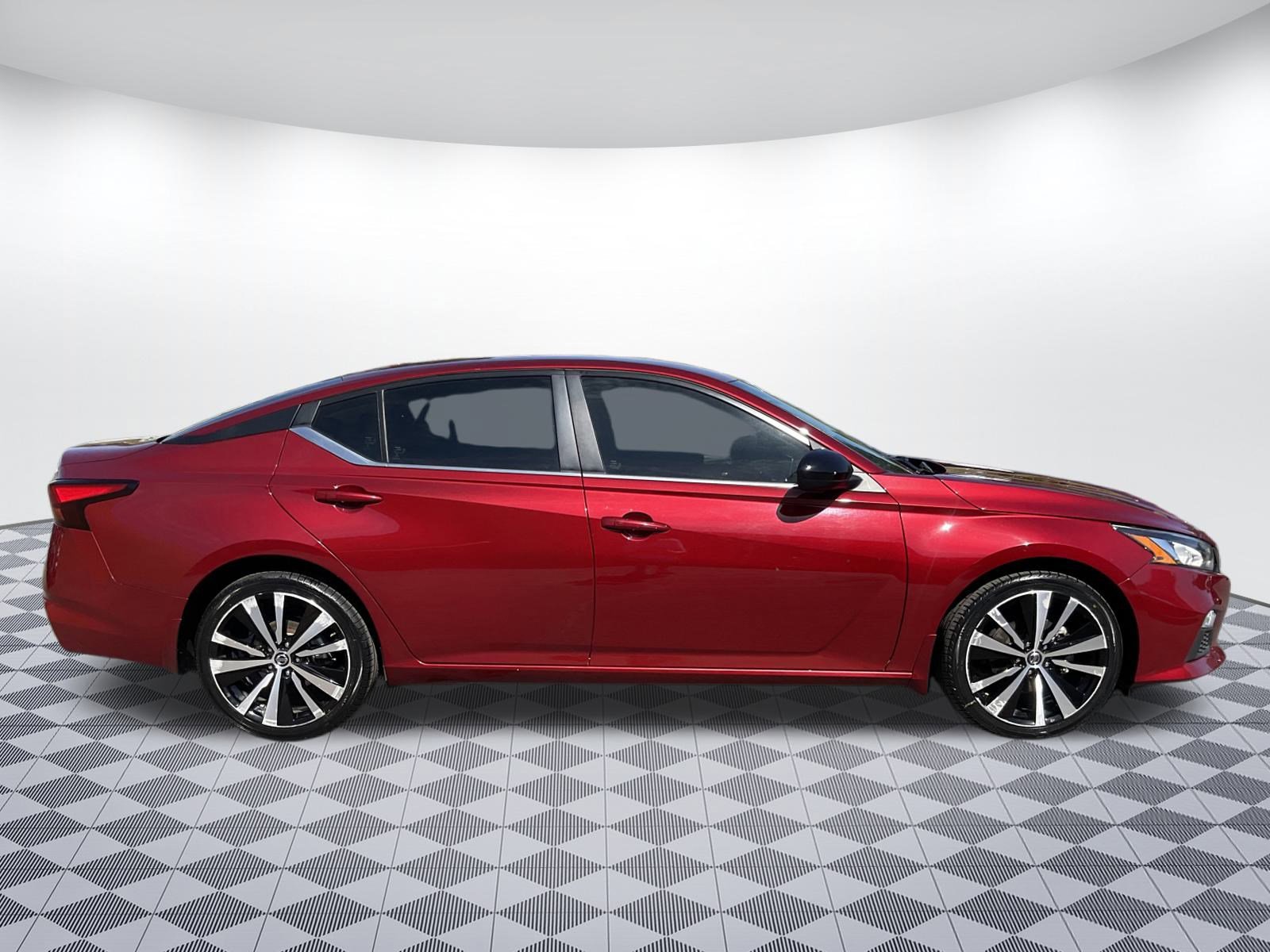 Used 2022 Nissan Altima 2.5 SR image 2