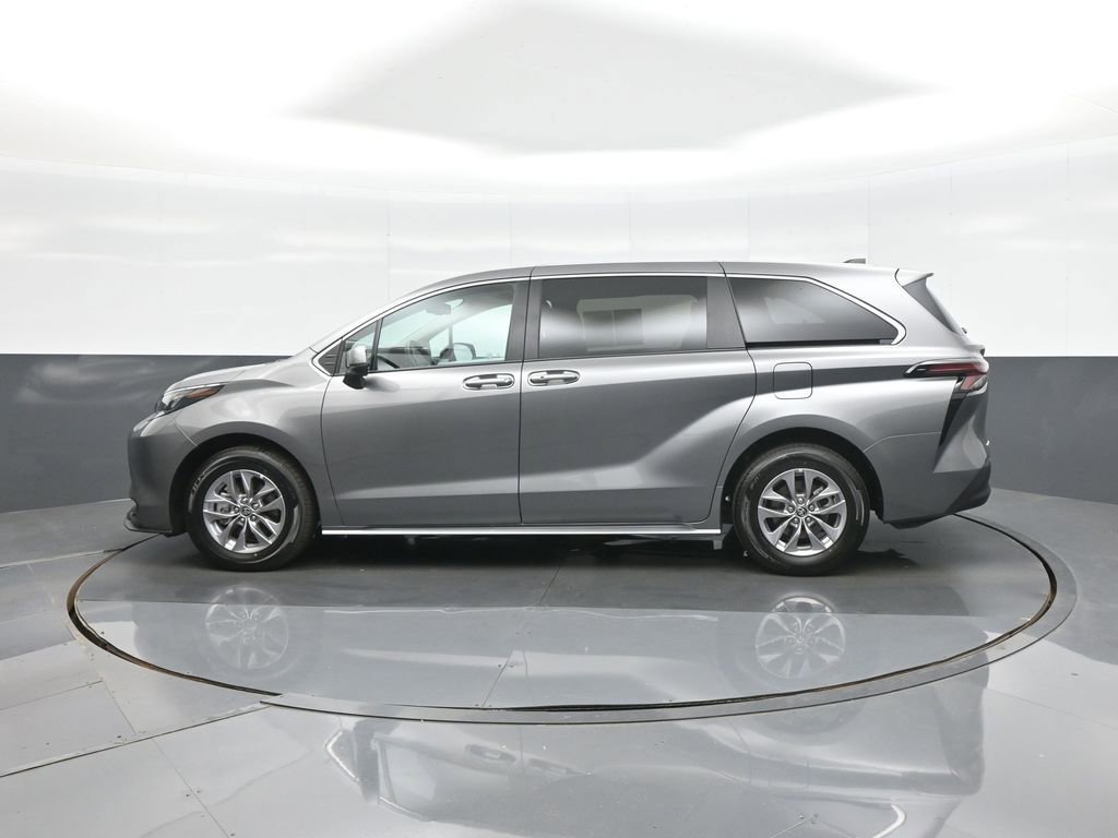 Used 2026 Toyota Sienna LE FWD image 4