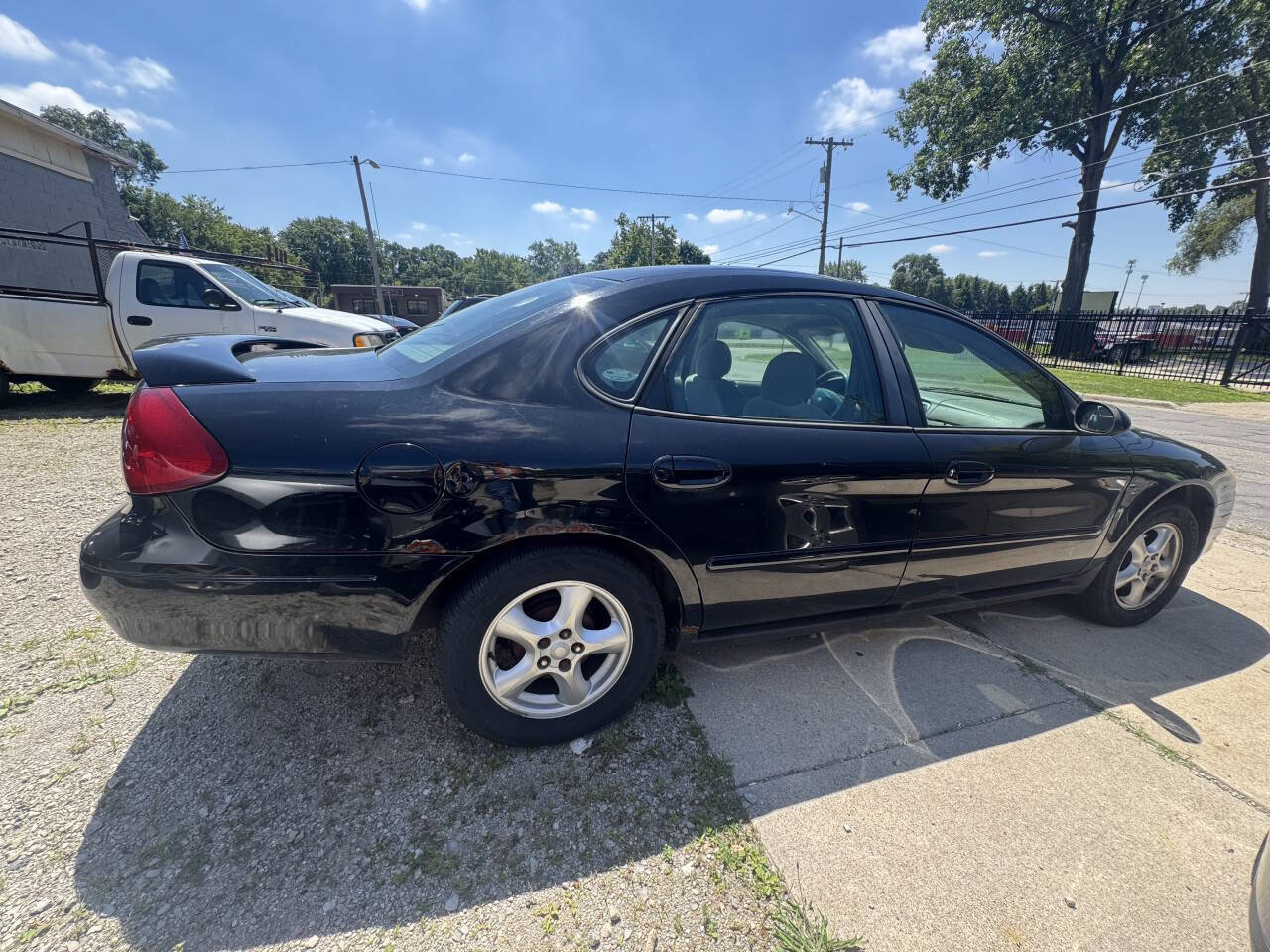 Used 2003 Ford Taurus SE FWD image 6