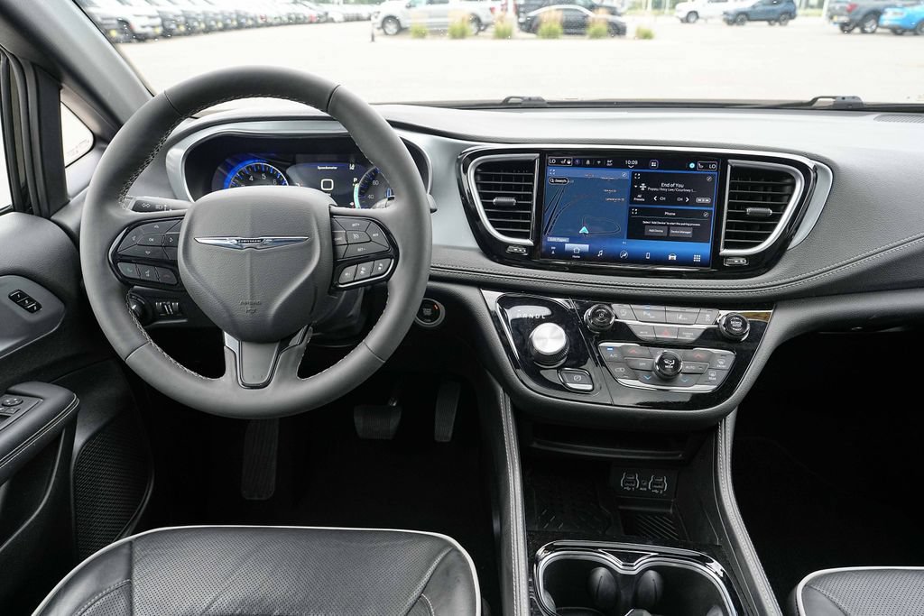 Used 2025 Chrysler Pacifica Limited FWD image 28