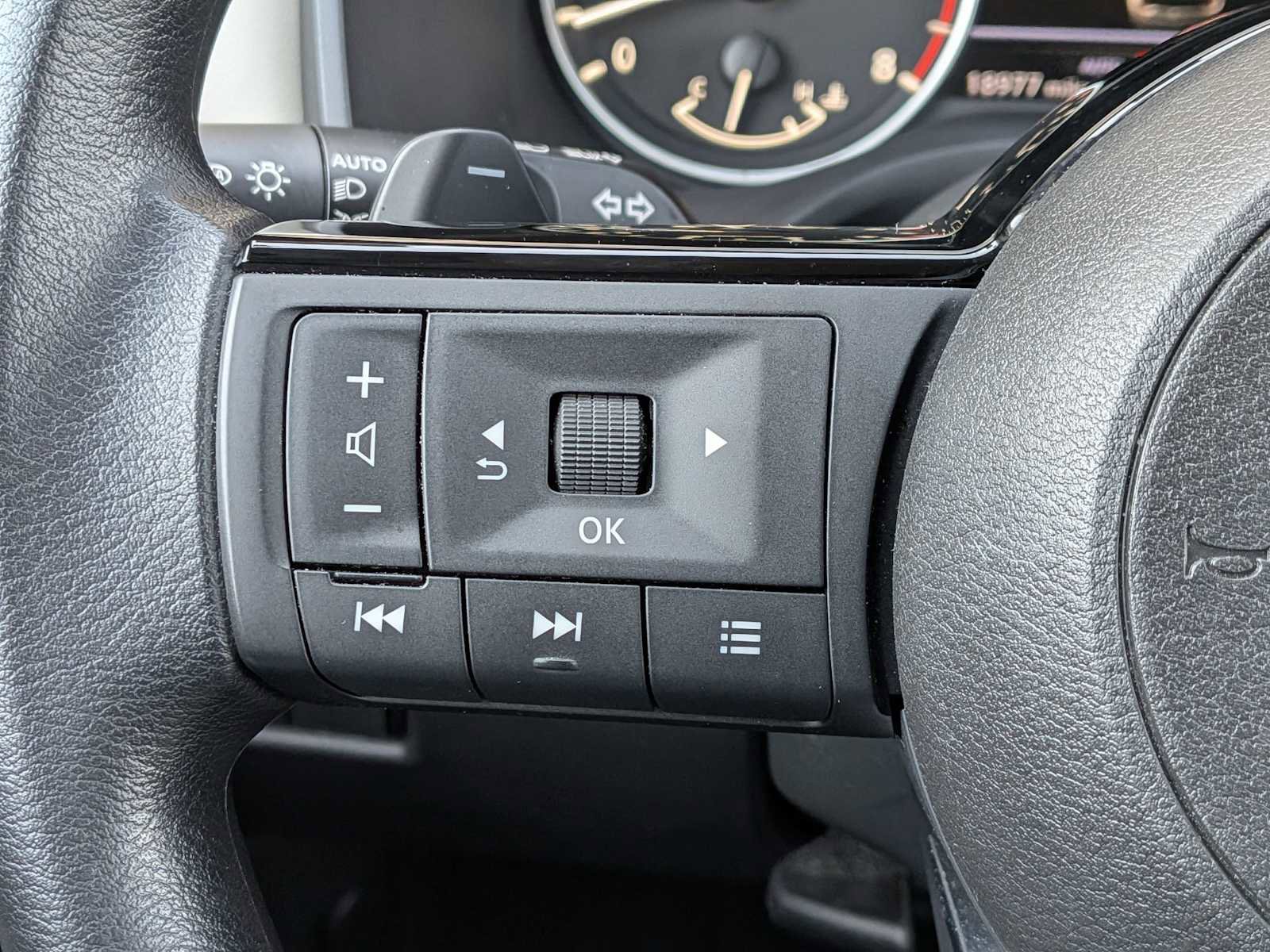 Used 2023 Nissan Rogue SV AWD/4WD image 23