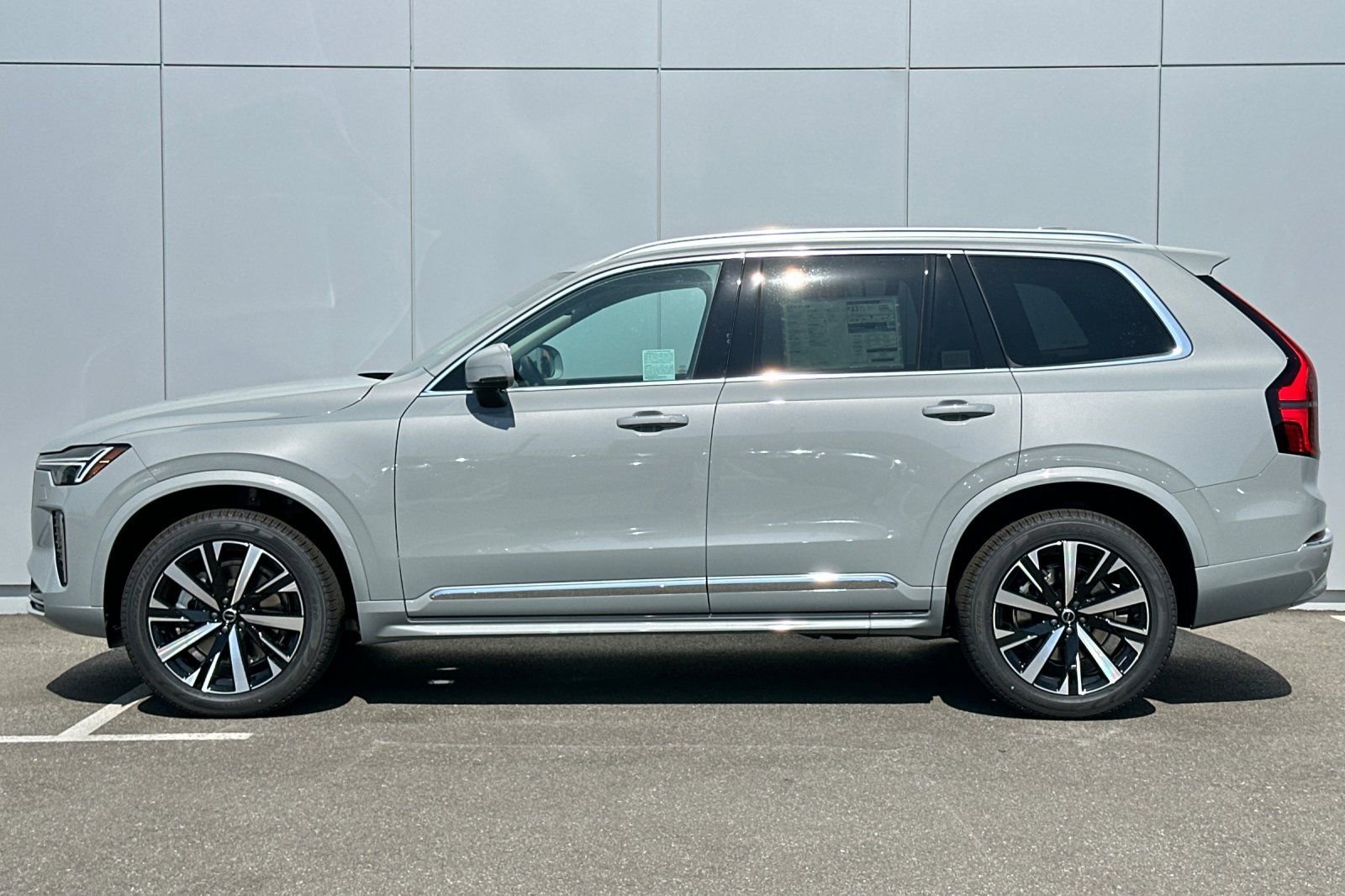 Certified 2025 Volvo XC90 B6 Core w/ Protection Package Premier AWD/4WD image 2