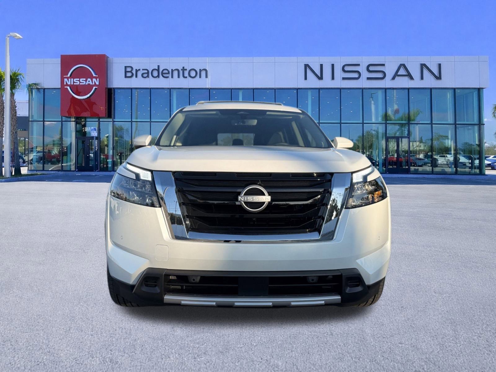 New 2025 Nissan Pathfinder Platinum image 2