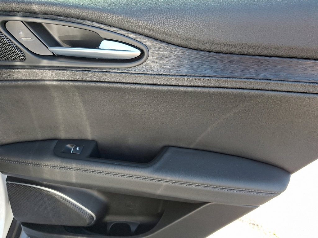 Used 2023 Alfa Romeo Stelvio Sprint image 14