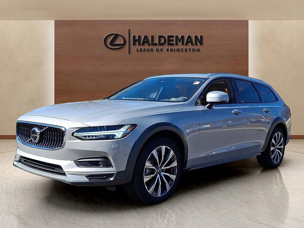 Used 2025 Volvo V90 B6 Cross Country Plus w/ Protection Package Premier image 5