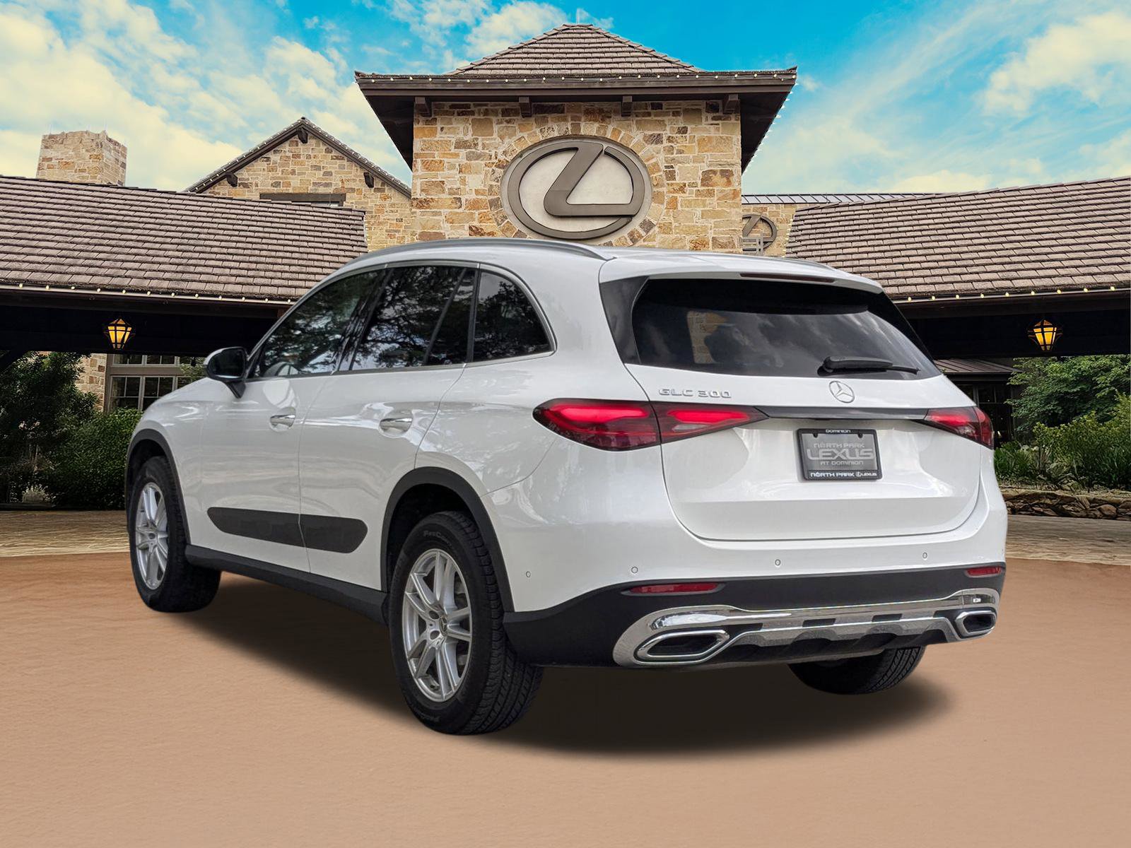 Used 2024 Mercedes-Benz GLC 300 image 3