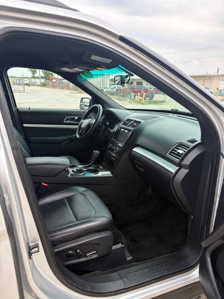 Used 2017 Ford Explorer XLT w/ Equipment Group 202A FWD image 8