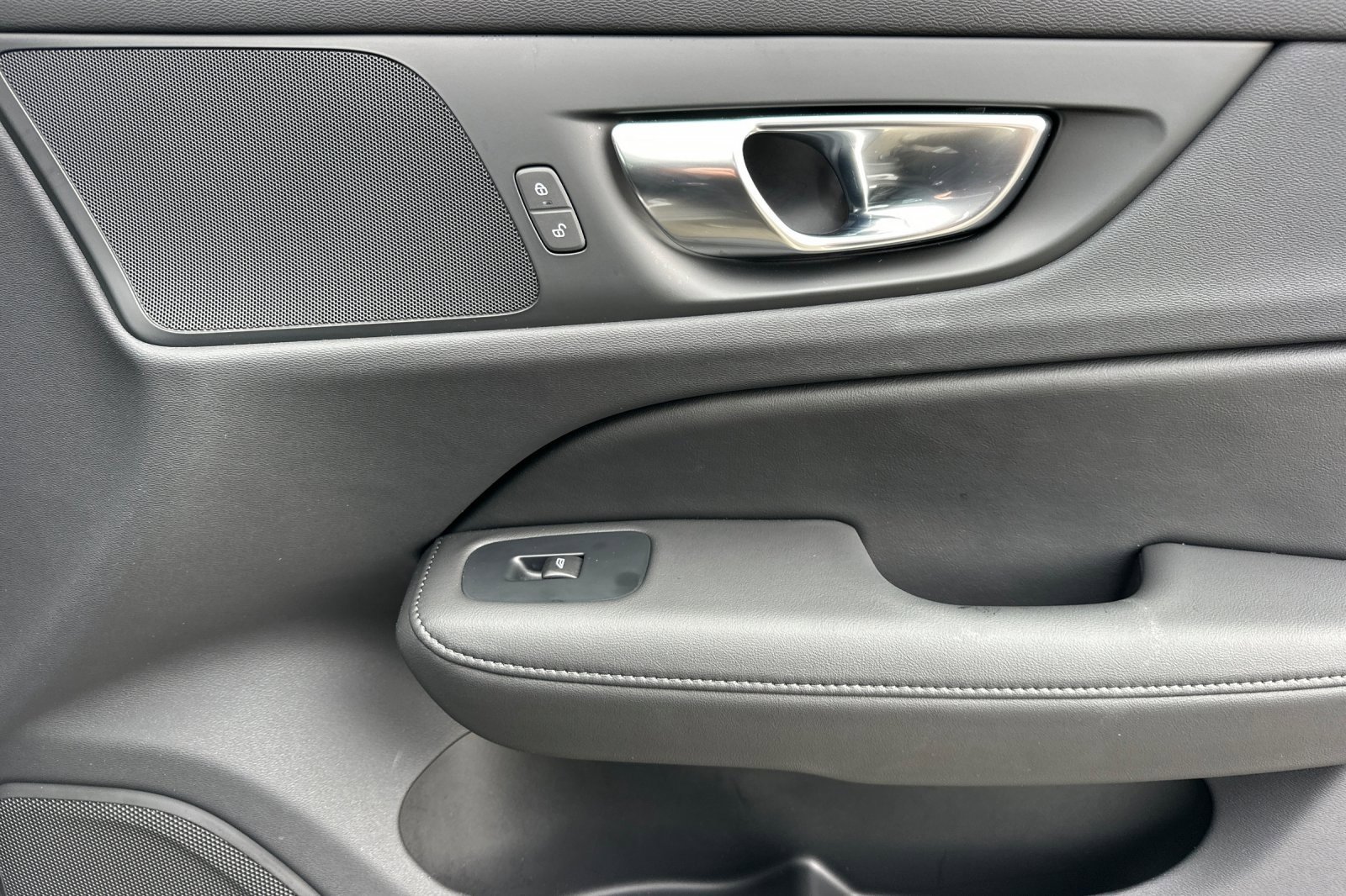 Used 2025 Volvo V60 B5 Cross Country Plus image 18