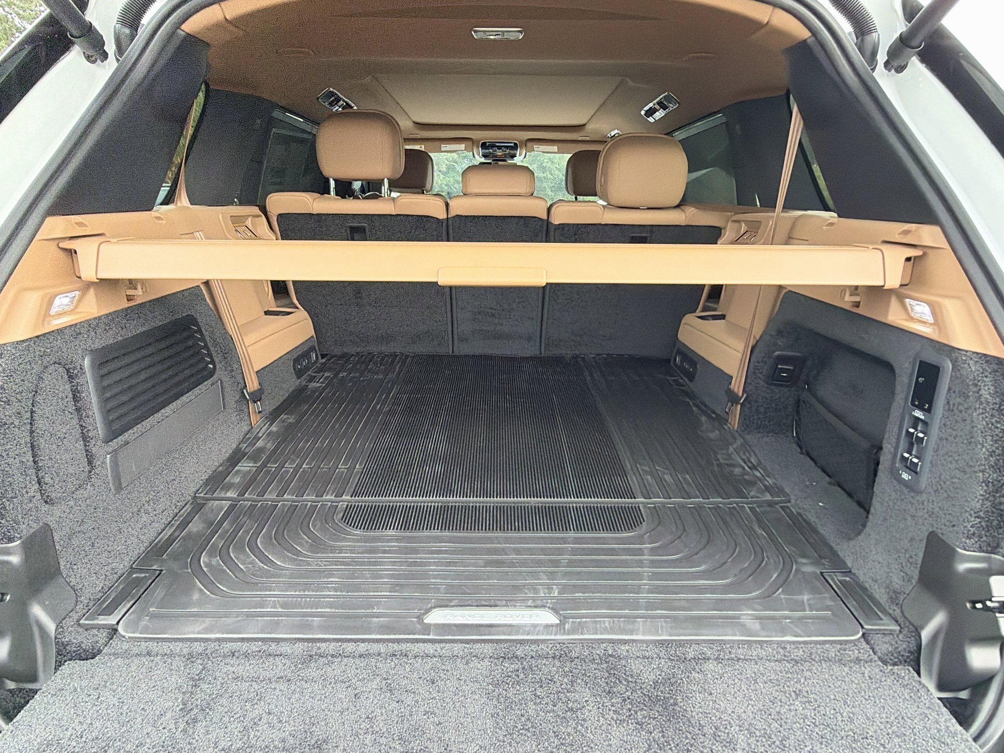New 2026 Land Rover Range Rover Long Wheelbase SE AWD/4WD image 12