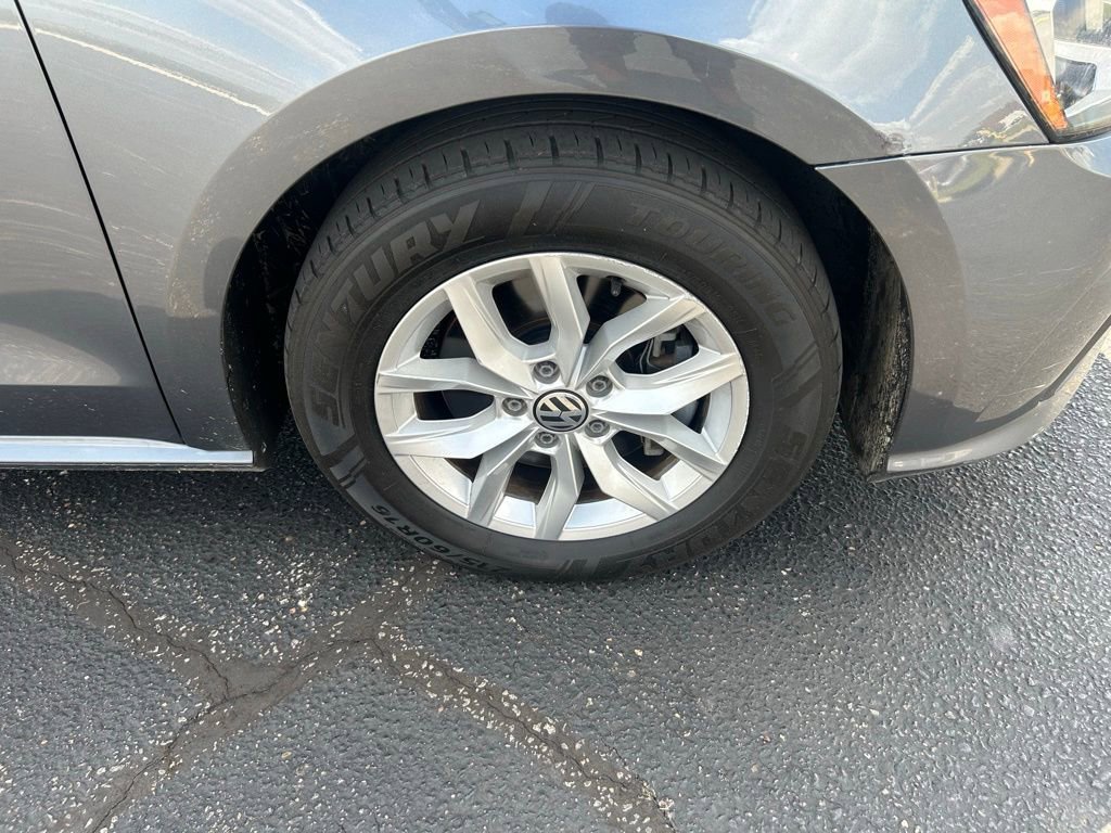 Used 2018 Volkswagen Passat 2.0T S FWD image 2