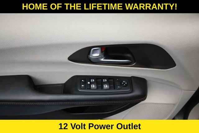 Used 2018 Chrysler Pacifica Touring-L Plus FWD image 13