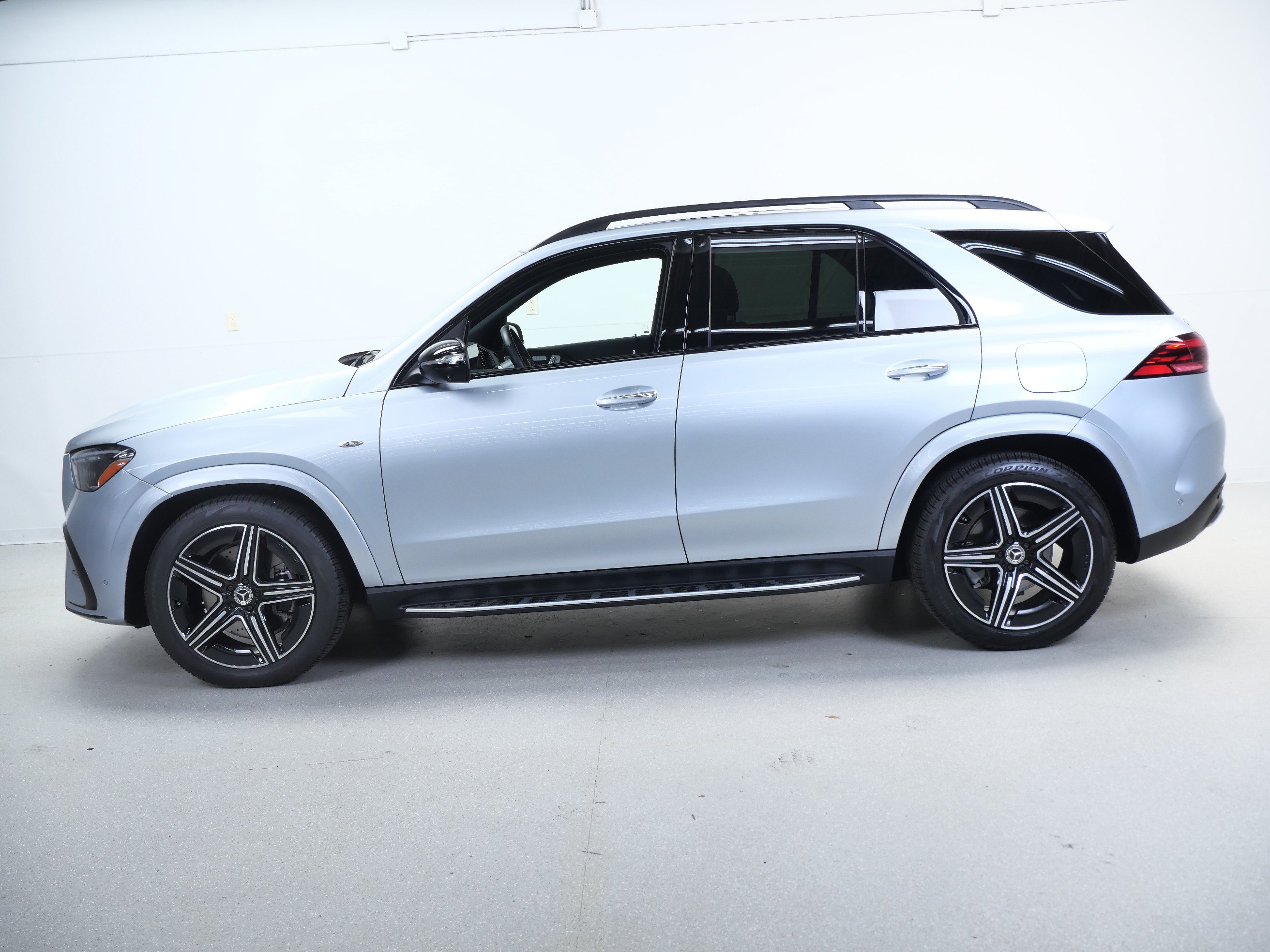 Certified 2025 Mercedes-Benz GLE 450e 4MATIC w/ AMG Line Exterior image 10
