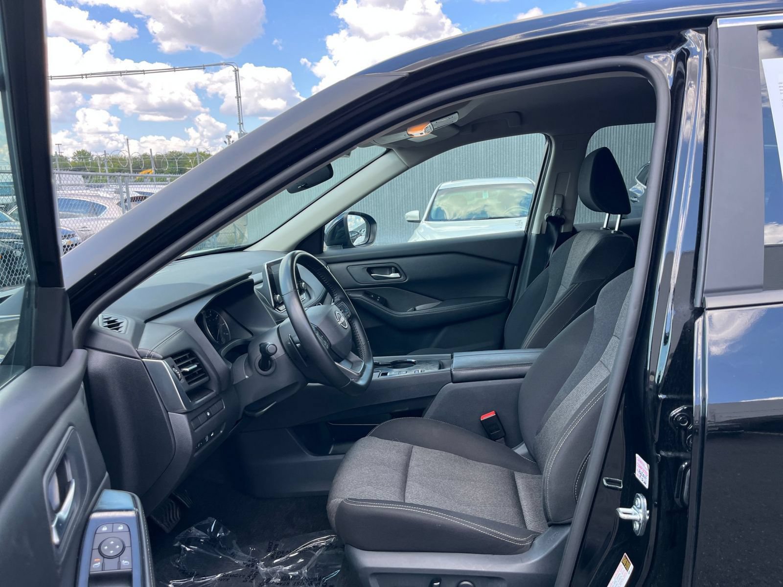 Used 2025 Nissan Rogue SV FWD image 29