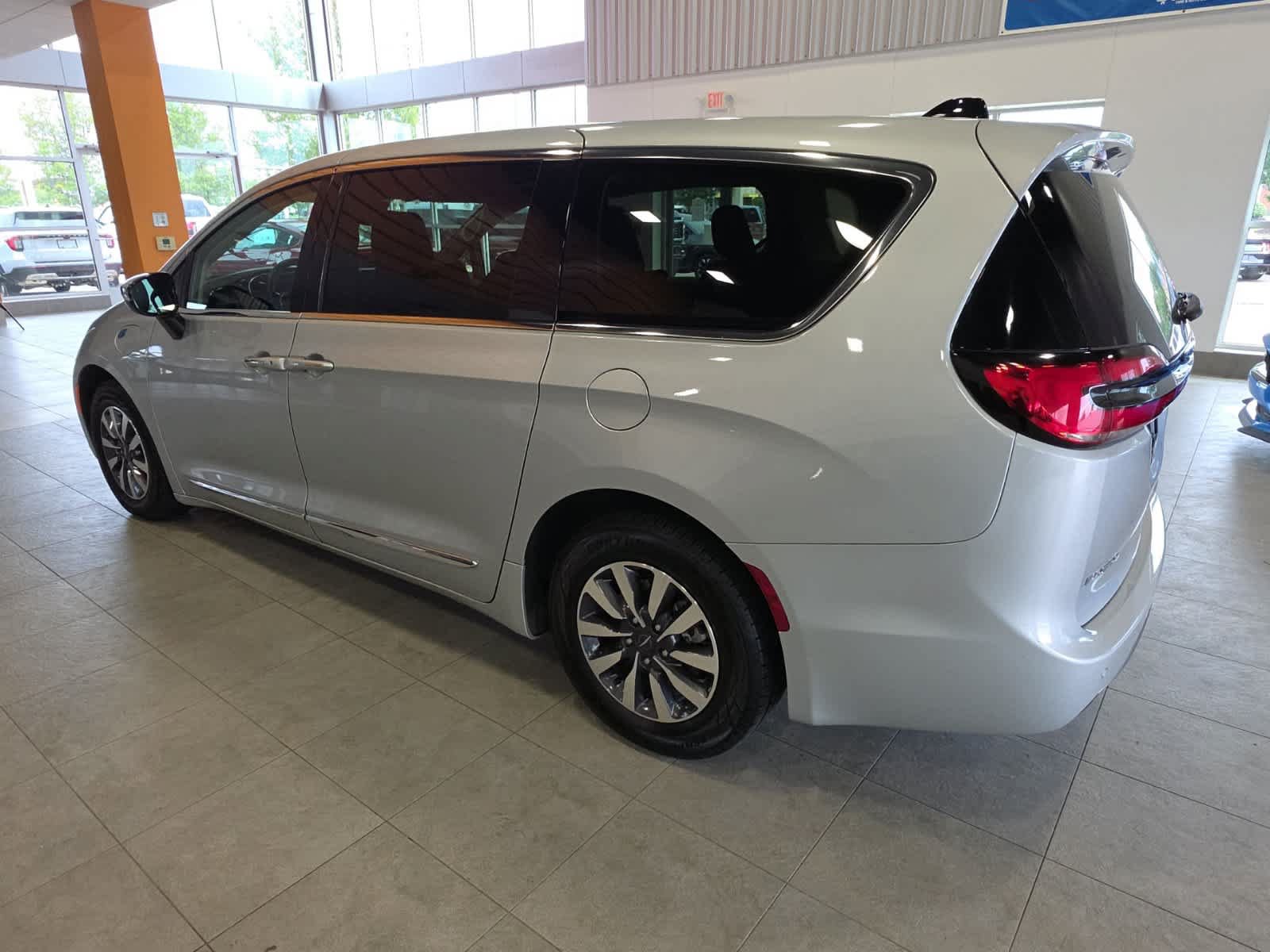 Used 2023 Chrysler Pacifica Limited FWD image 12