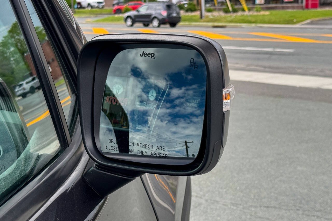 Used 2019 Jeep Renegade Trailhawk w/ UConnect 8.4 Nav Group AWD/4WD image 13
