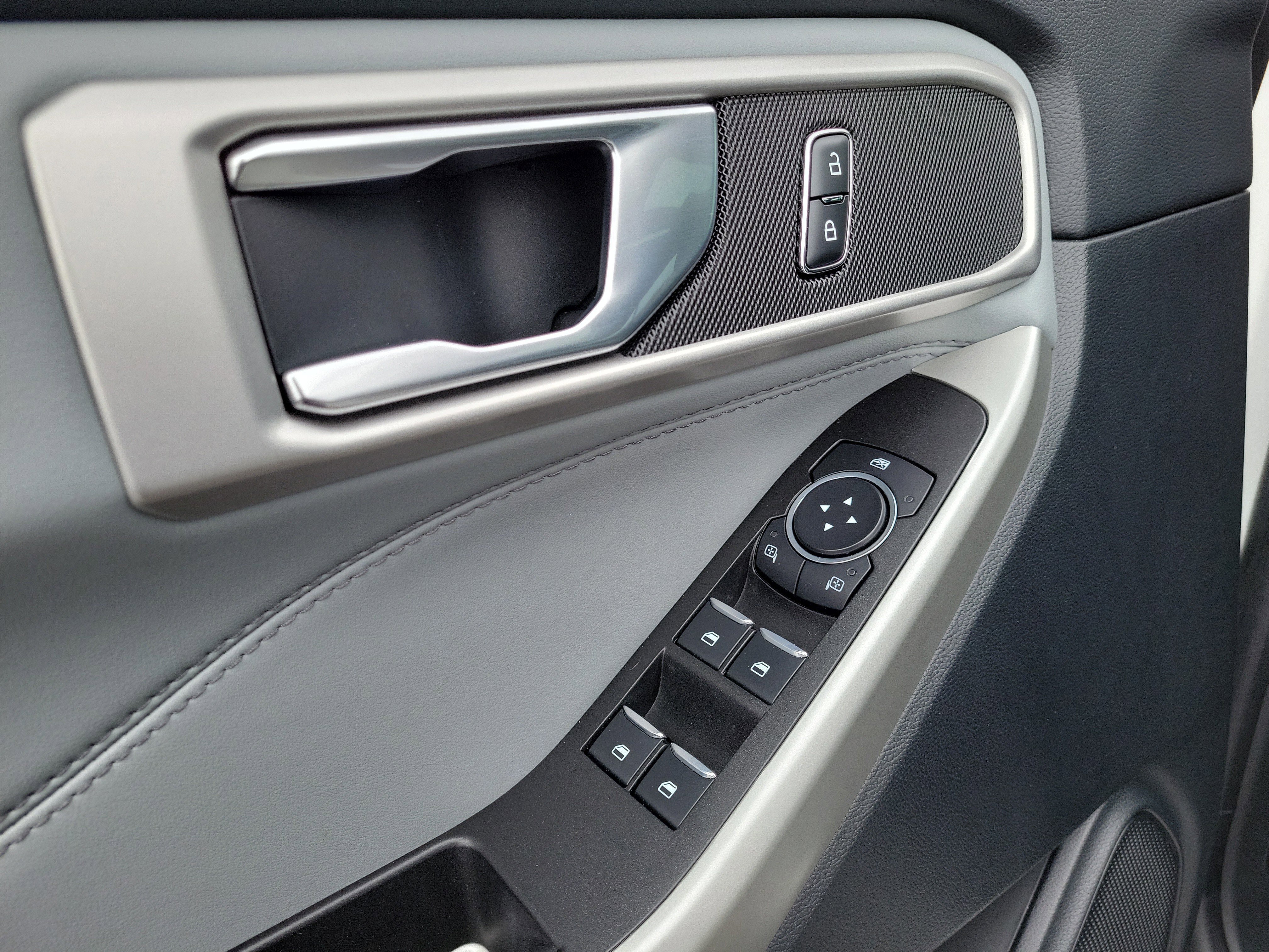 Used 2022 Ford Explorer XLT w/ Equipment Group 202A image 18