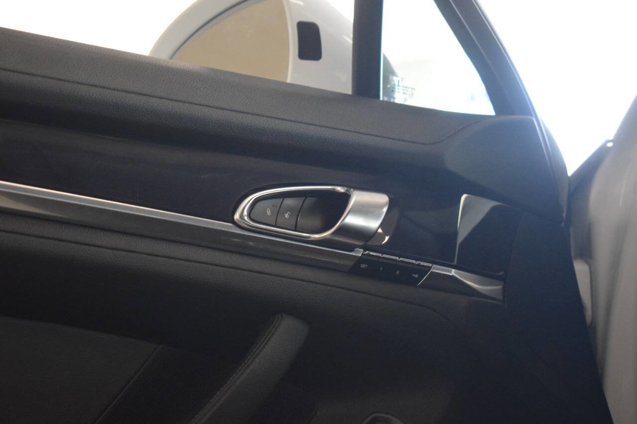 Used 2014 Porsche Panamera 4 image 37
