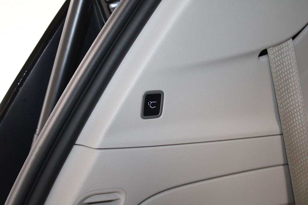 Used 2024 Chrysler Pacifica Touring-L image 17