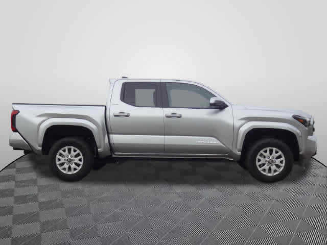 Used 2025 Toyota Tacoma SR5 AWD/4WD image 4