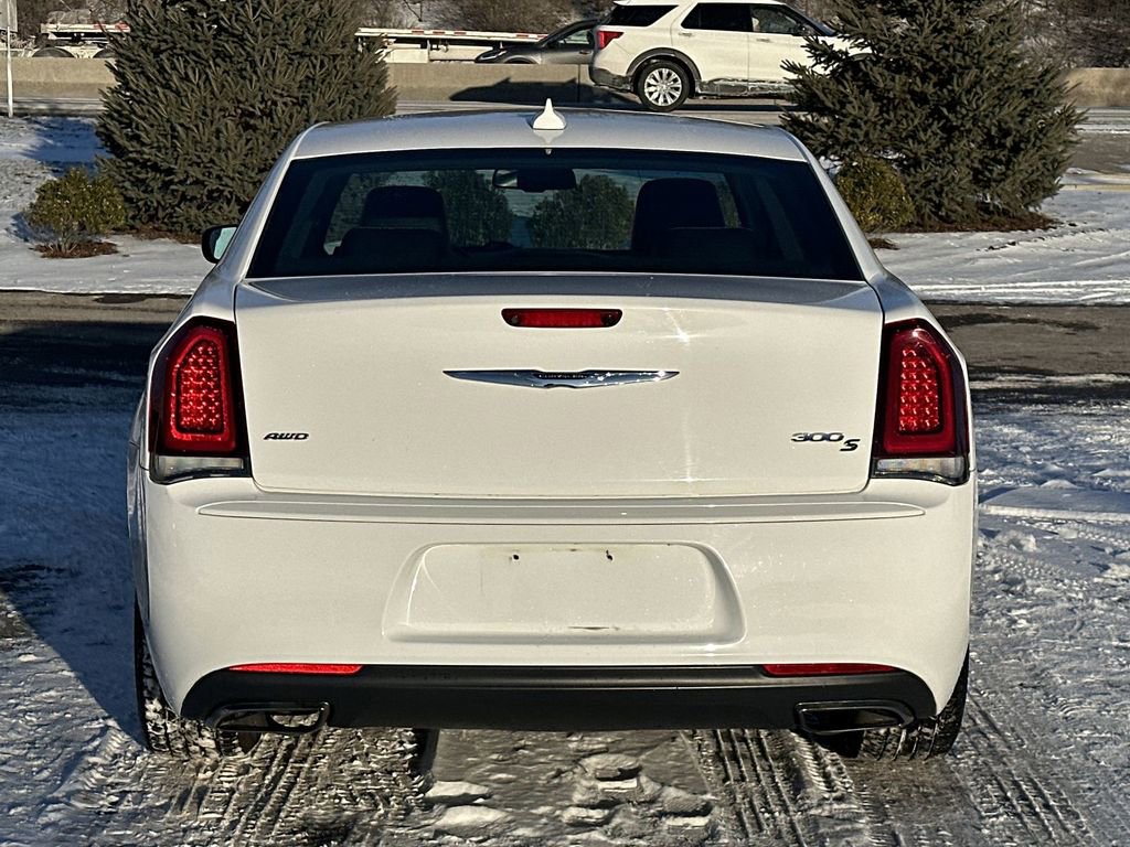 Used 2016 Chrysler 300 S image 4