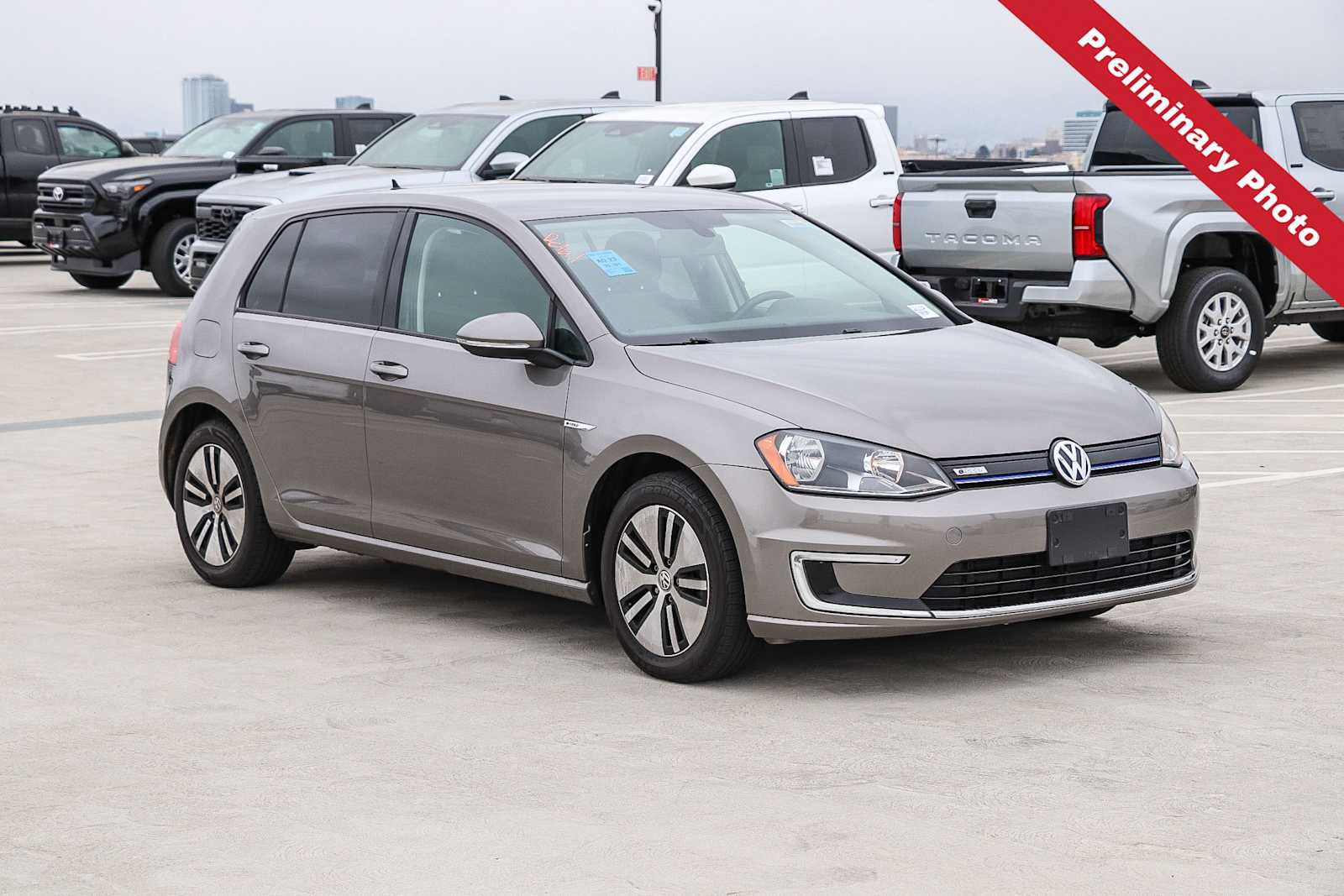 Used 2016 Volkswagen e-Golf SE FWD image 3