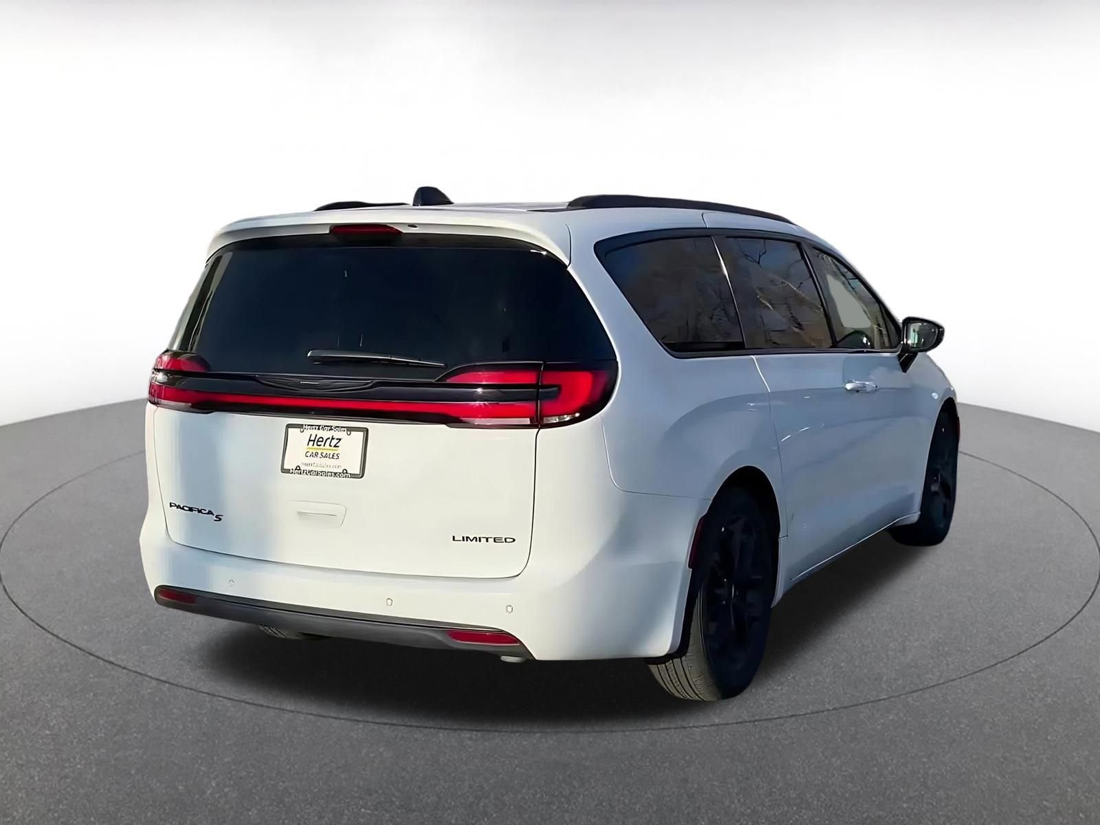 Used 2025 Chrysler Pacifica Limited image 14