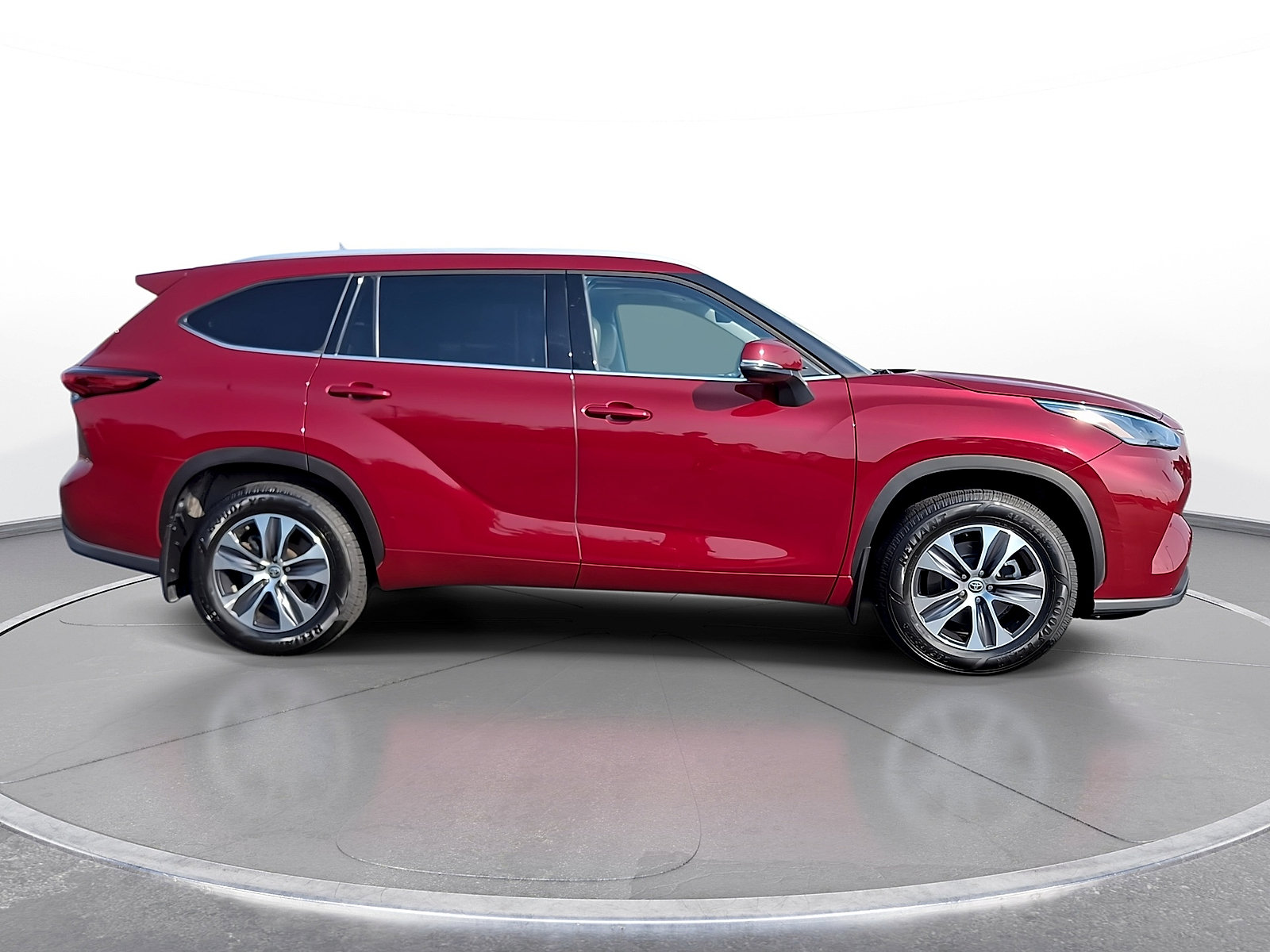 Used 2022 Toyota Highlander XLE AWD/4WD image 9
