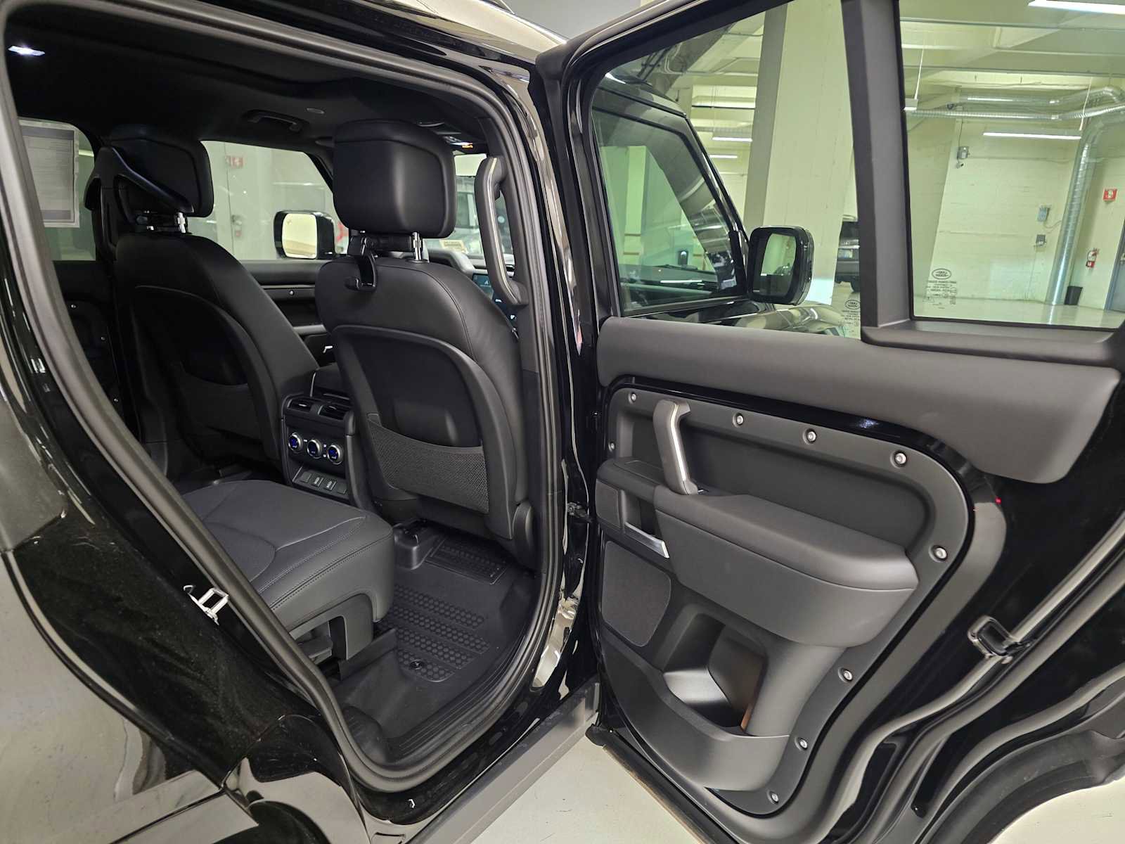 New 2026 Land Rover Defender 130 X-Dynamic SE image 14