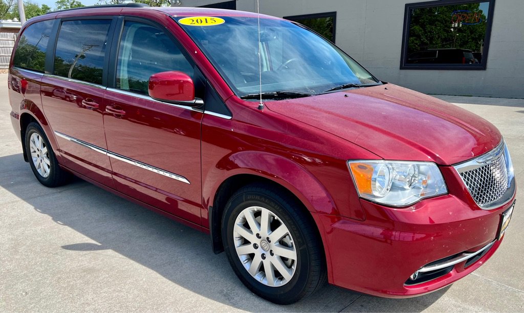 Used 2015 Chrysler Town & Country Touring w/ Mopar Premium Addition Group image 1