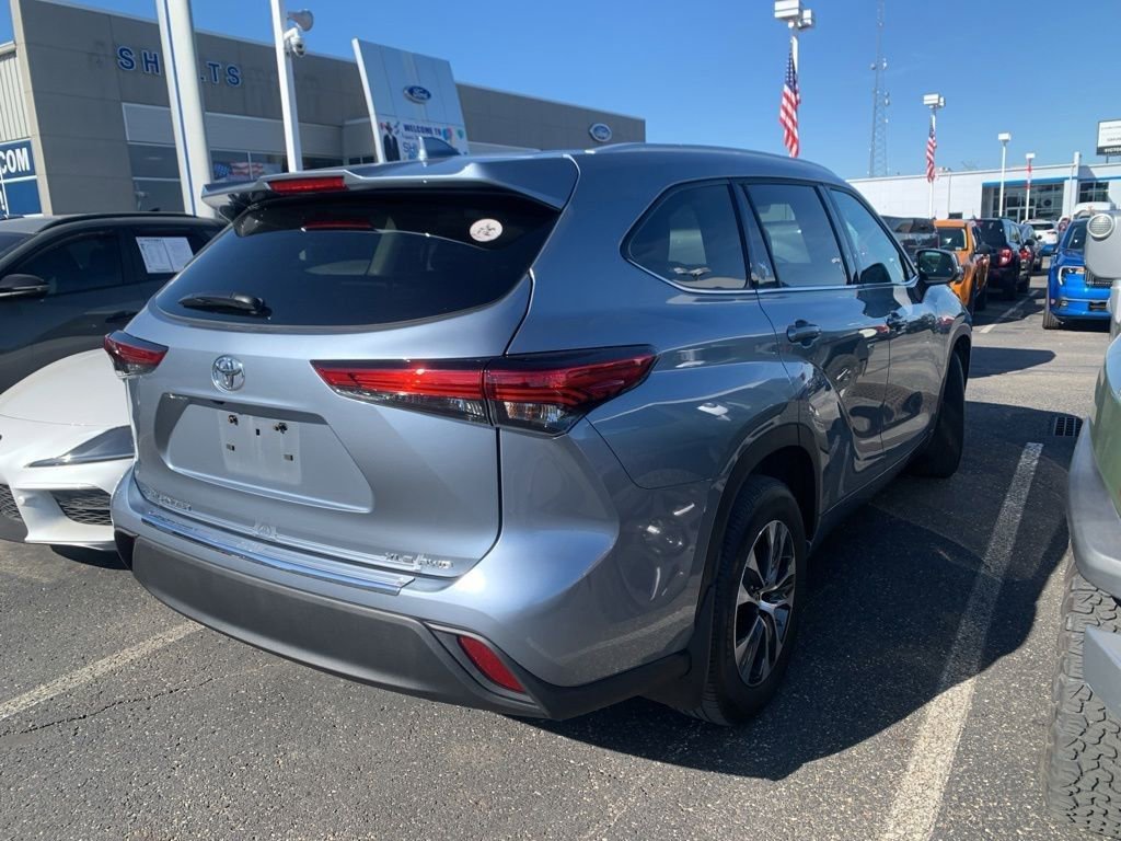 Used 2022 Toyota Highlander XLE AWD/4WD image 5