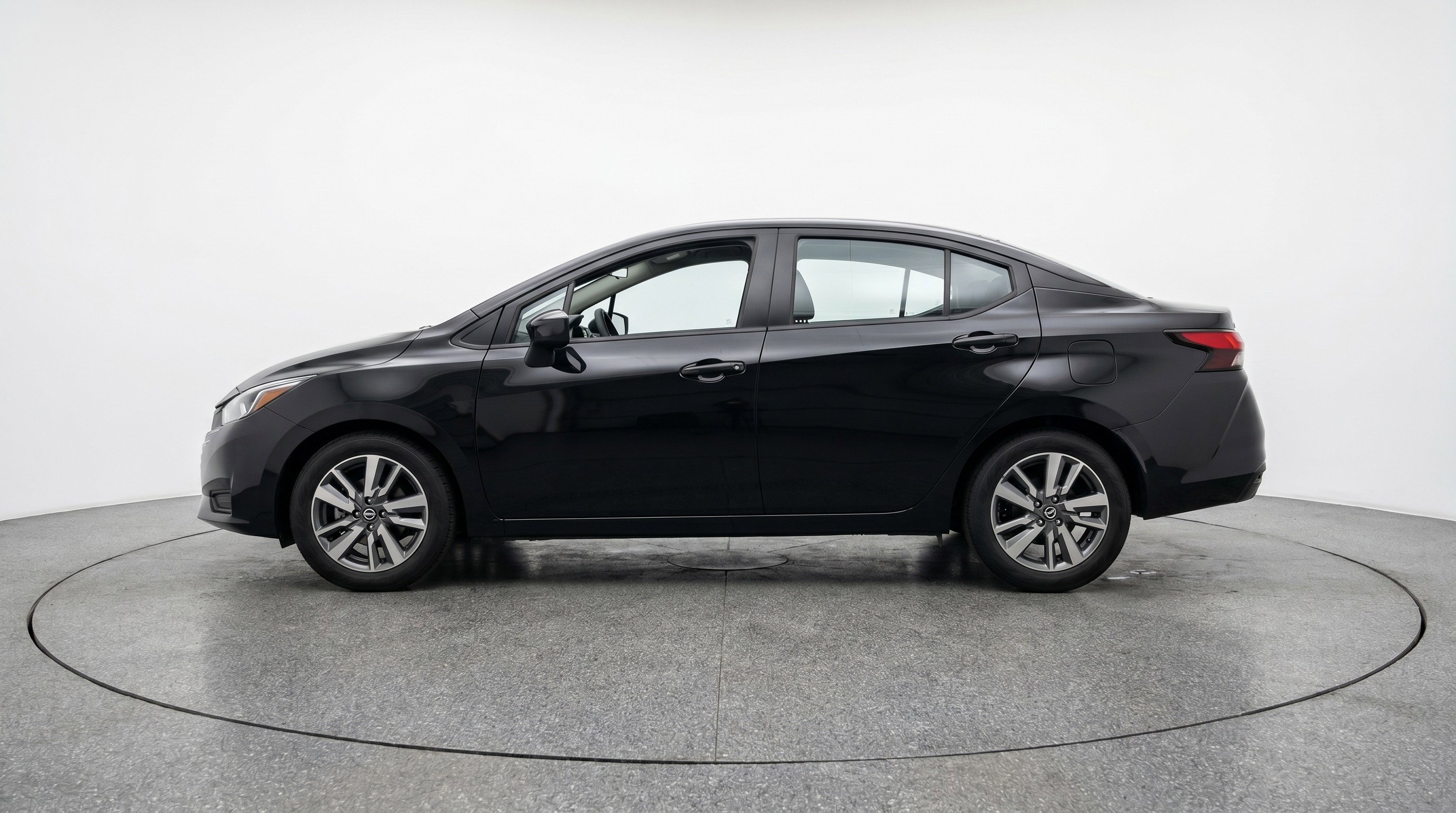 Used 2025 Nissan Versa SV FWD image 5
