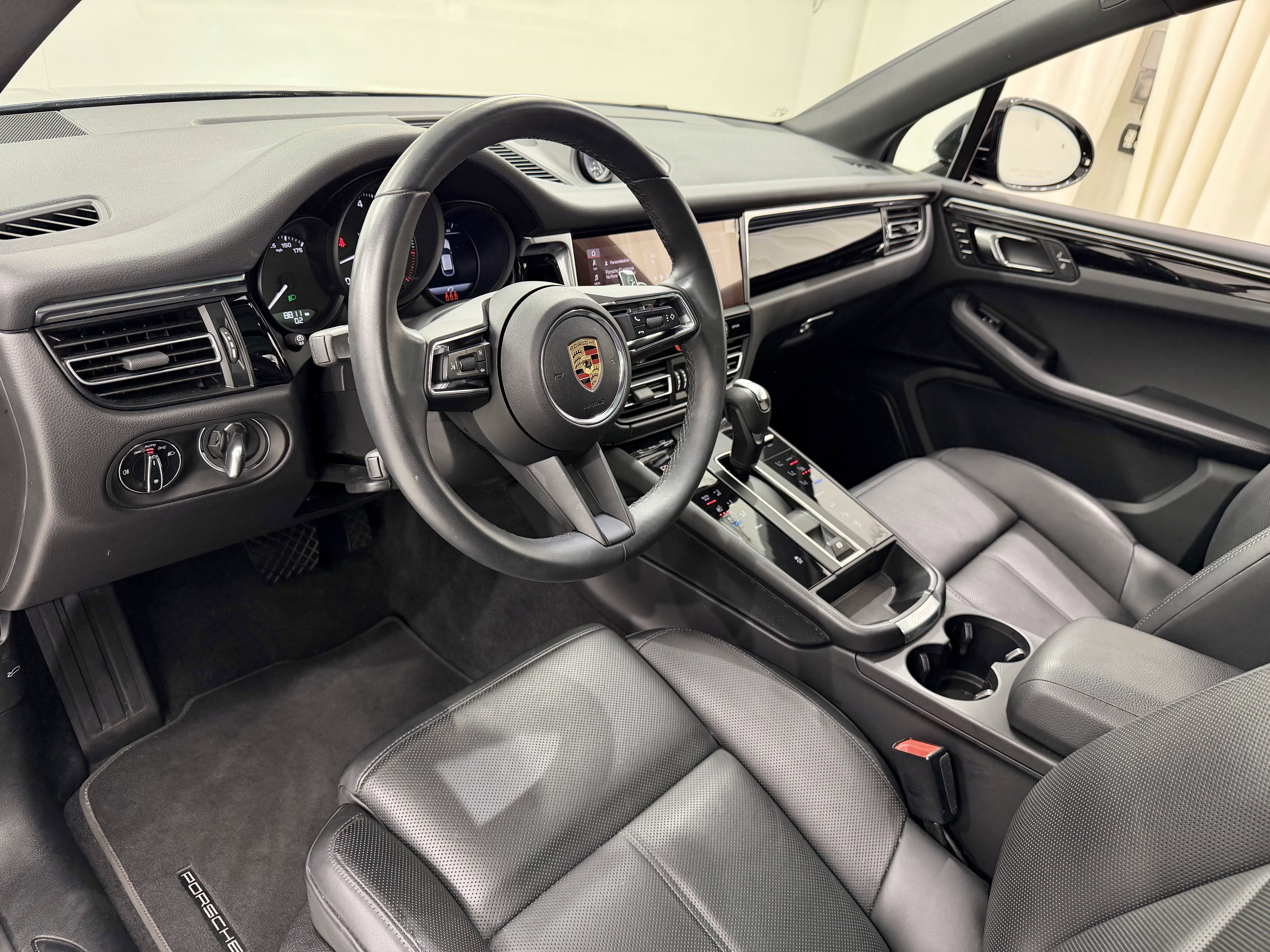 Certified 2025 Porsche Macan image 26