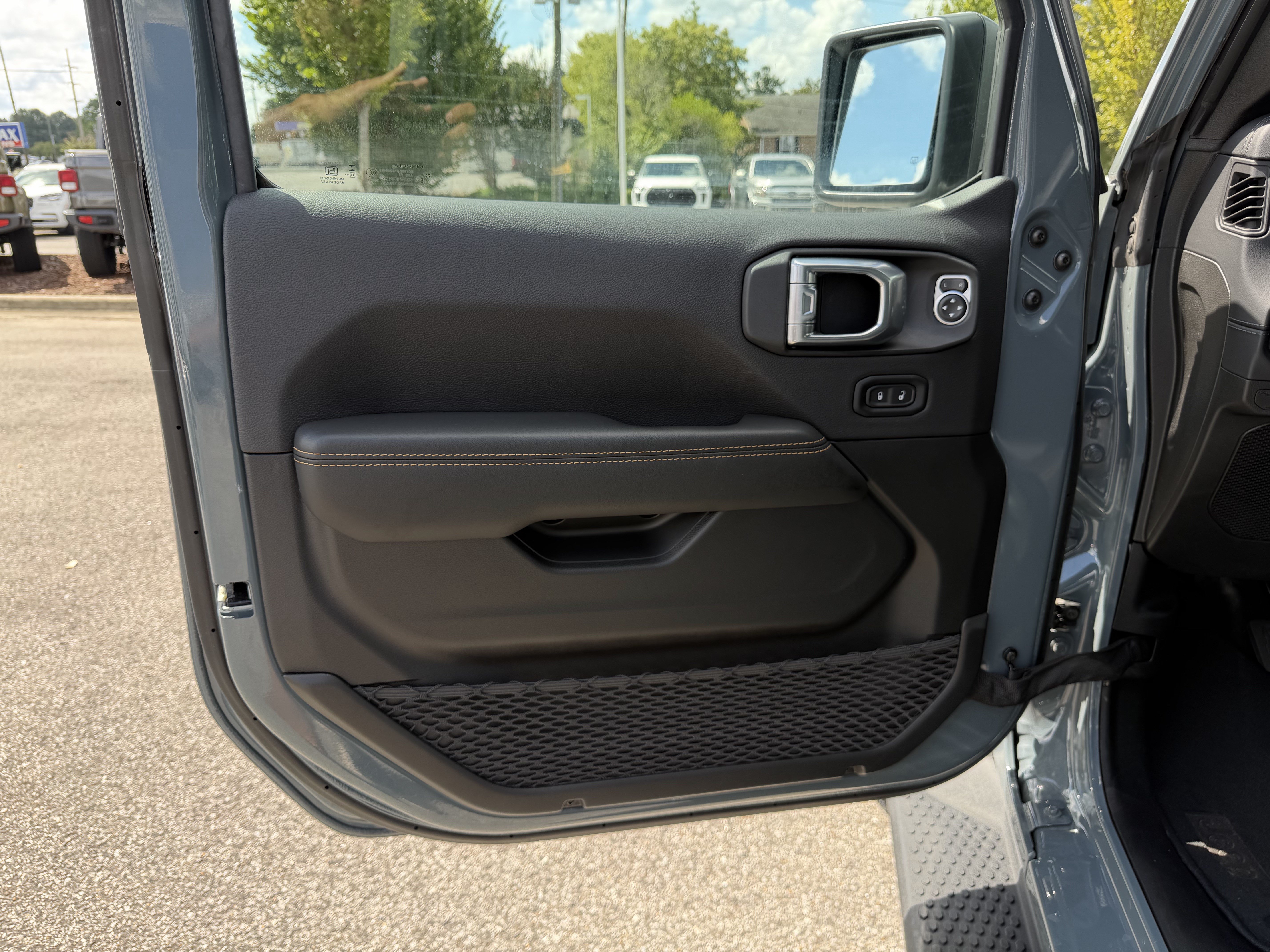 Used 2026 Jeep Wrangler Unlimited Sahara AWD/4WD image 14