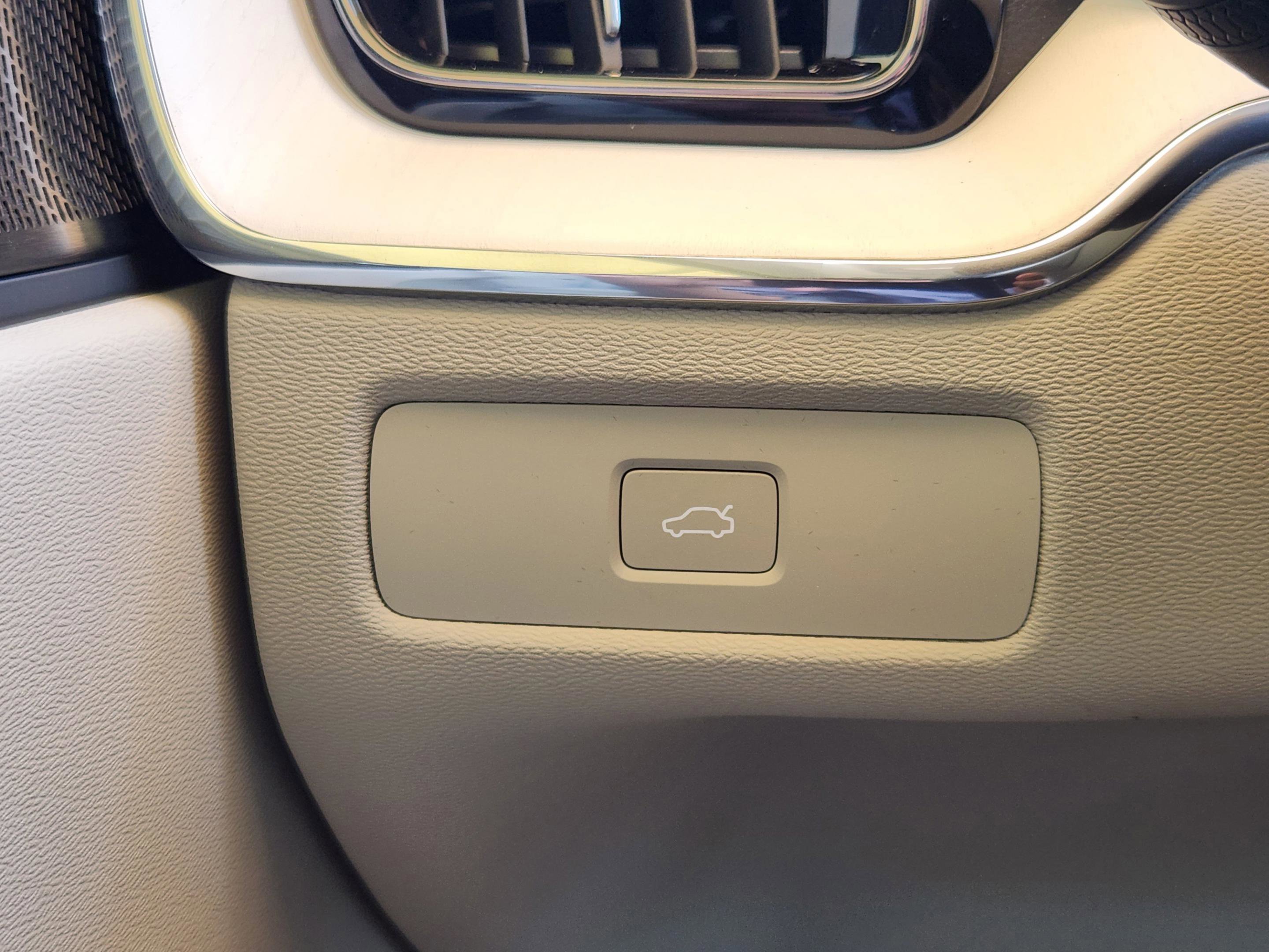 New 2026 Volvo XC60 B5 Ultra w/ Protection Package Premier AWD/4WD image 18