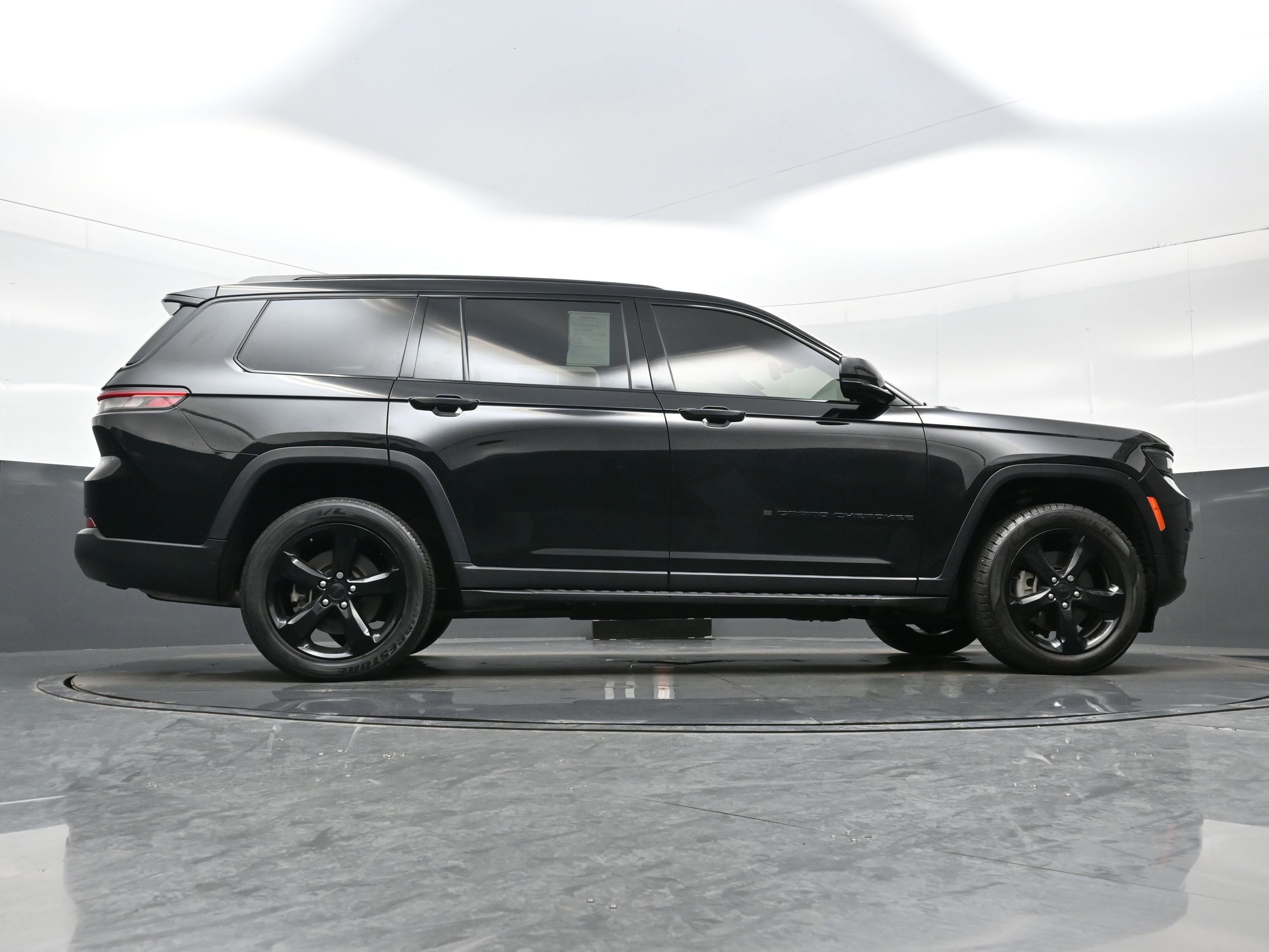 Used 2023 Jeep Grand Cherokee L Laredo image 31