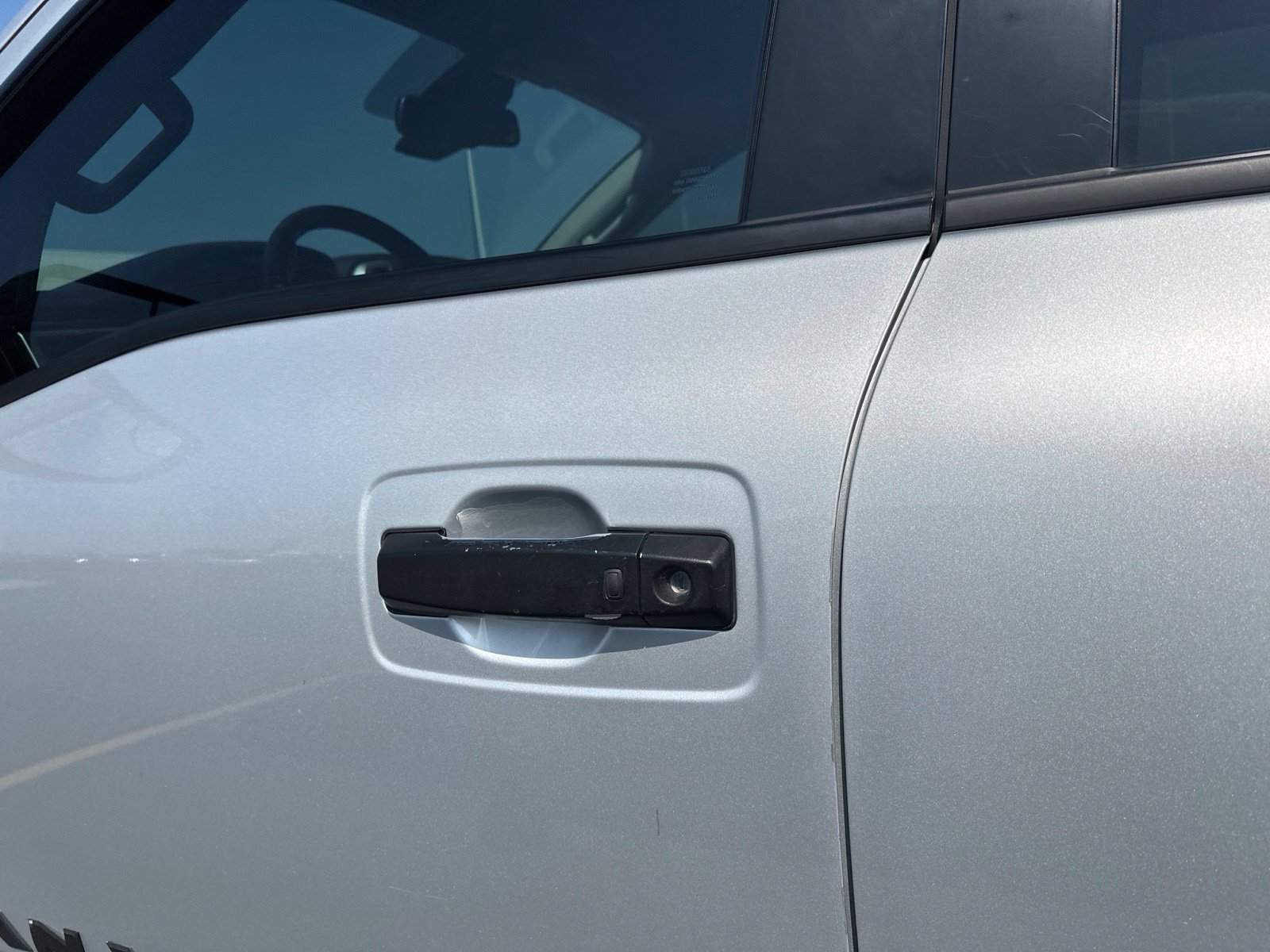 Used 2020 Nissan Titan SV w/ SV Convenience Package AWD/4WD image 13