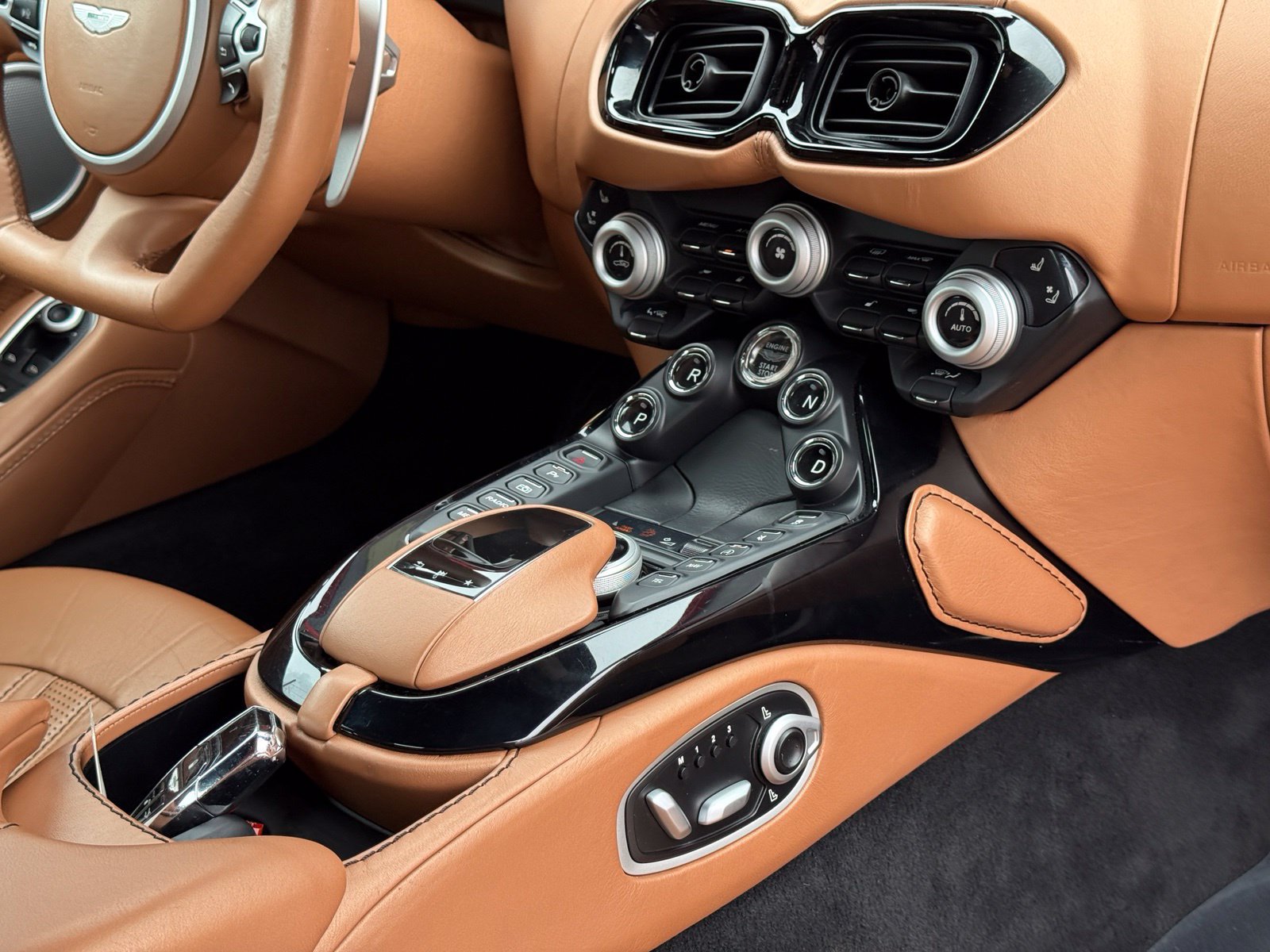 Used 2020 Aston Martin V8 Vantage Coupe RWD image 27