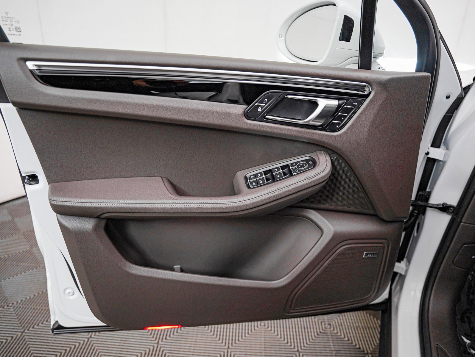 Certified 2025 Porsche Macan image 27