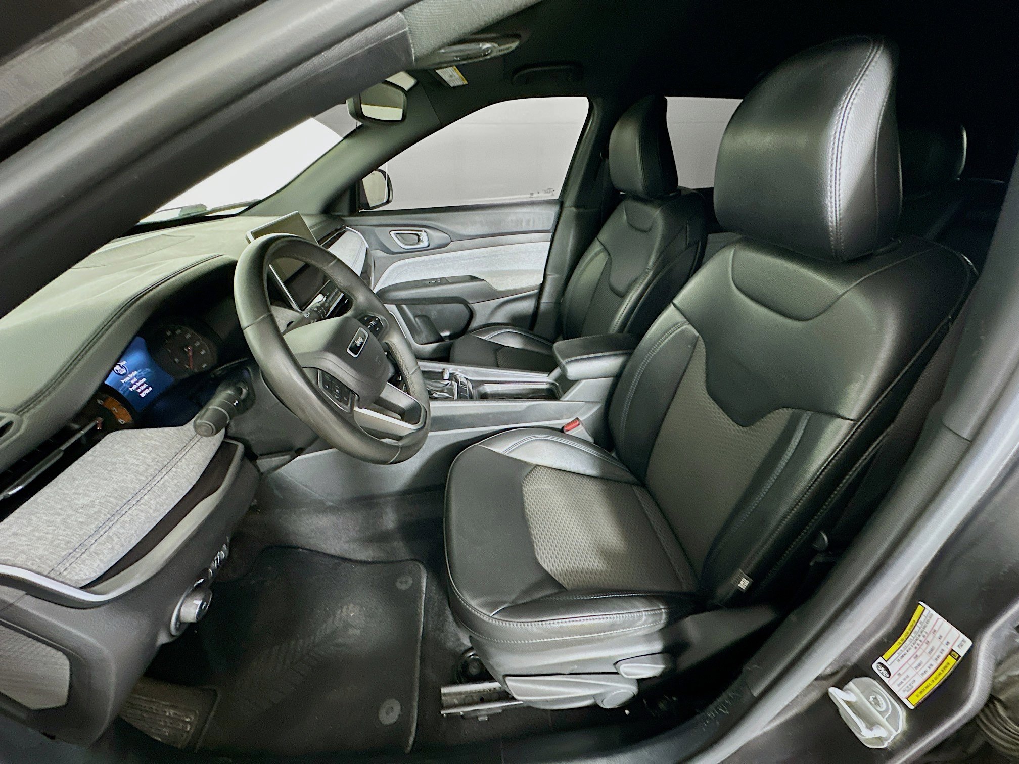 Used 2023 Jeep Compass Latitude image 13