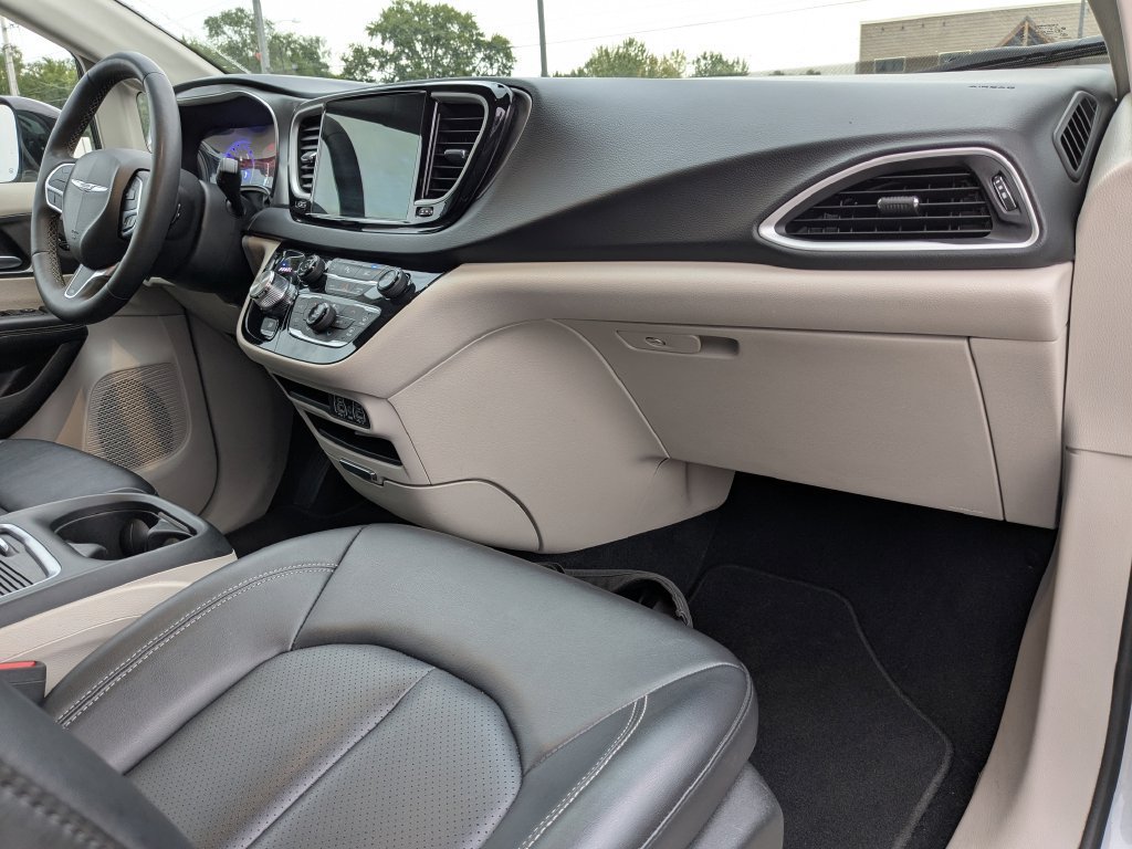 Used 2024 Chrysler Pacifica Touring-L FWD image 6