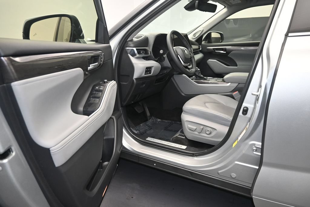 Used 2024 Toyota Highlander Limited AWD/4WD image 10