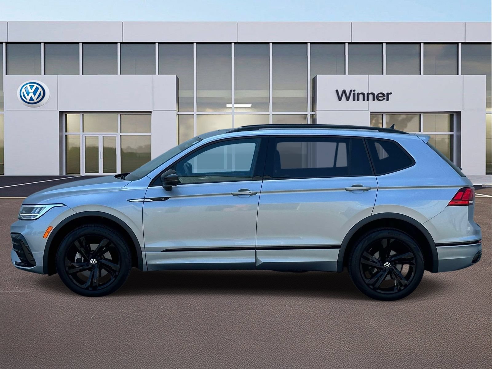 Used 2023 Volkswagen Tiguan SE R-Line AWD/4WD image 2