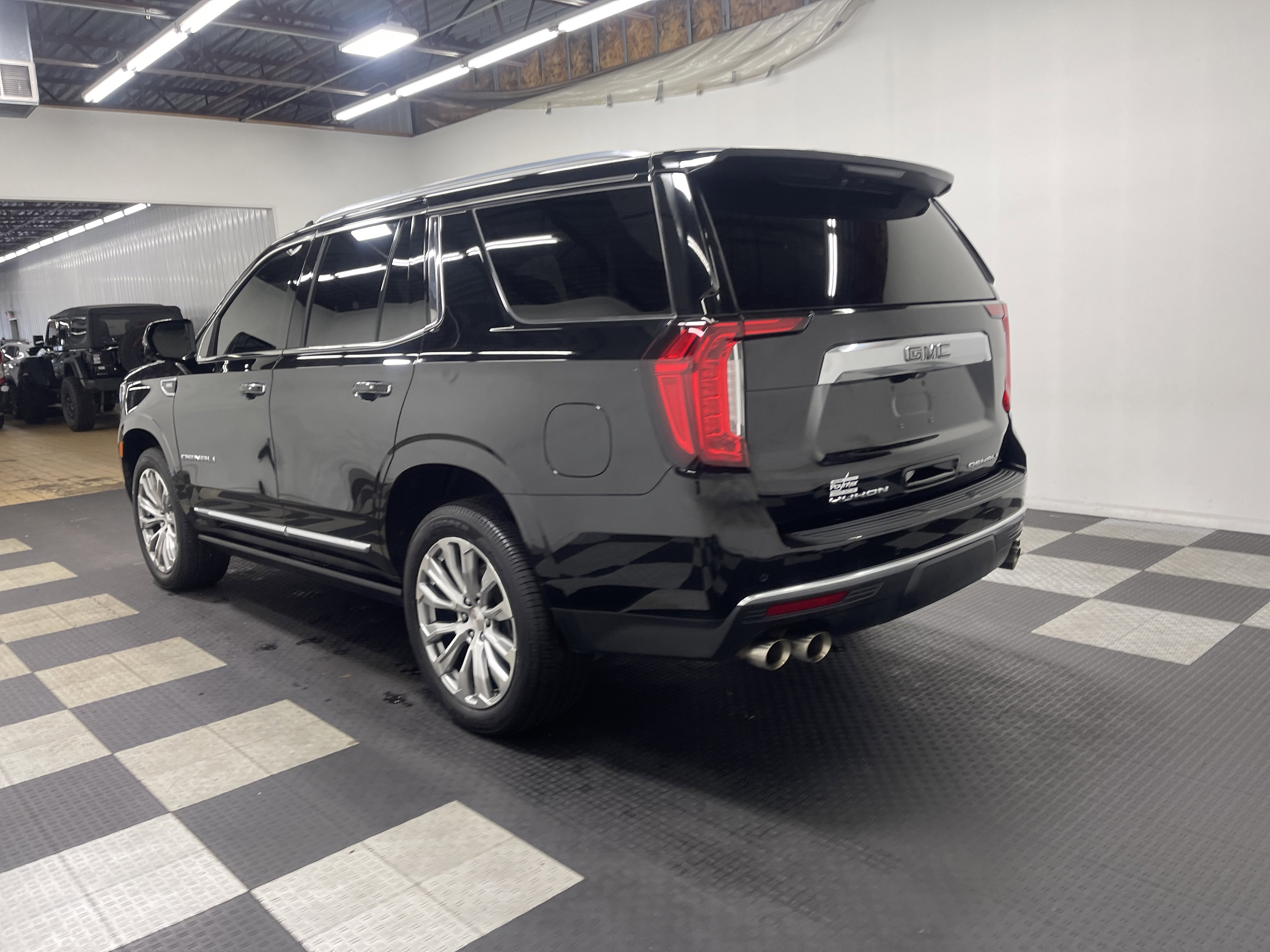 Used 2022 GMC Yukon Denali w/ Denali Premium Package AWD/4WD image 2
